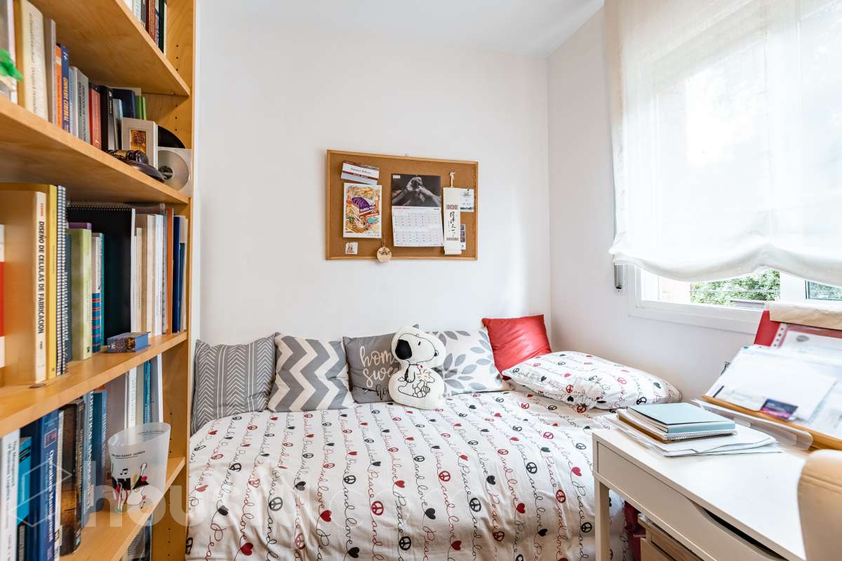 Exclusiva casa con piscina privada, parcela de 600 m² y placas solares en Sant Cugat-29