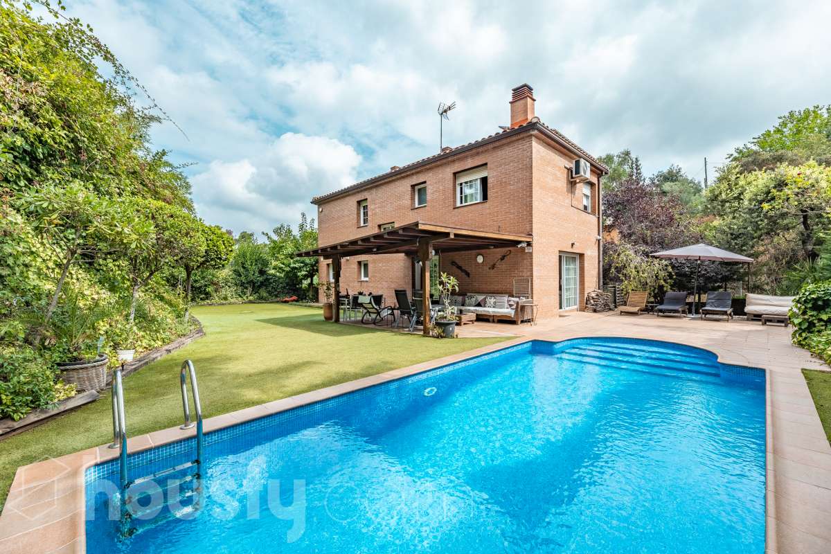 Exclusiva casa con piscina privada, parcela de 600 m² y placas solares en Sant Cugat