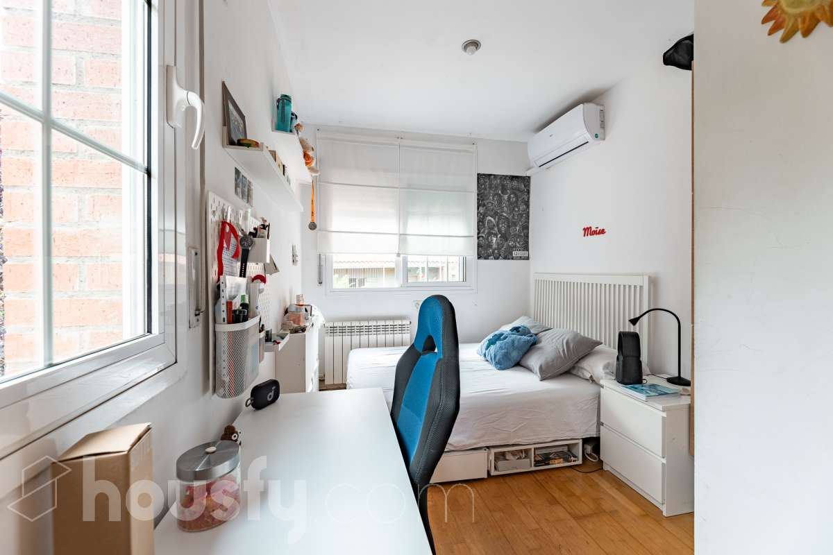 Exclusiva casa con piscina privada, parcela de 600 m² y placas solares en Sant Cugat-30