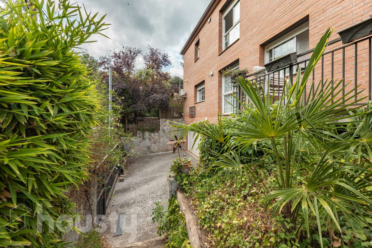 Exclusiva casa con piscina privada, parcela de 600 m² y placas solares en Sant Cugat-45