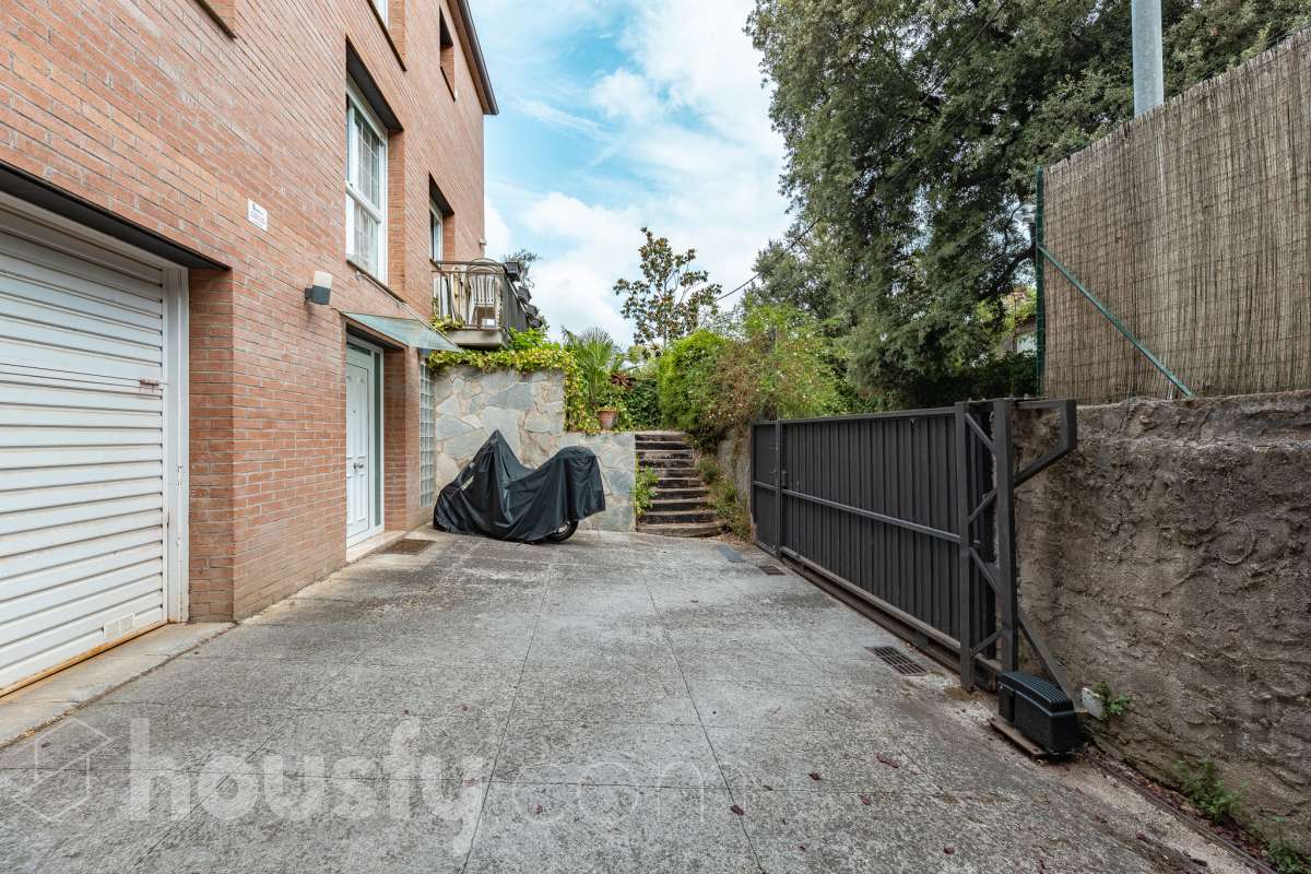 Exclusiva casa con piscina privada, parcela de 600 m² y placas solares en Sant Cugat-40