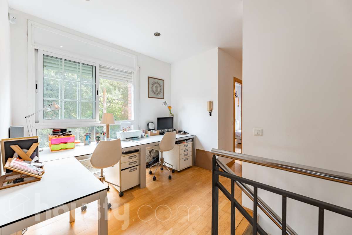 Exclusiva casa con piscina privada, parcela de 600 m² y placas solares en Sant Cugat-37