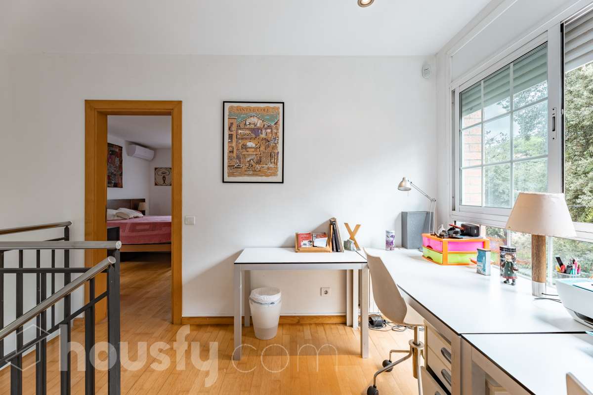 Exclusiva casa con piscina privada, parcela de 600 m² y placas solares en Sant Cugat-36