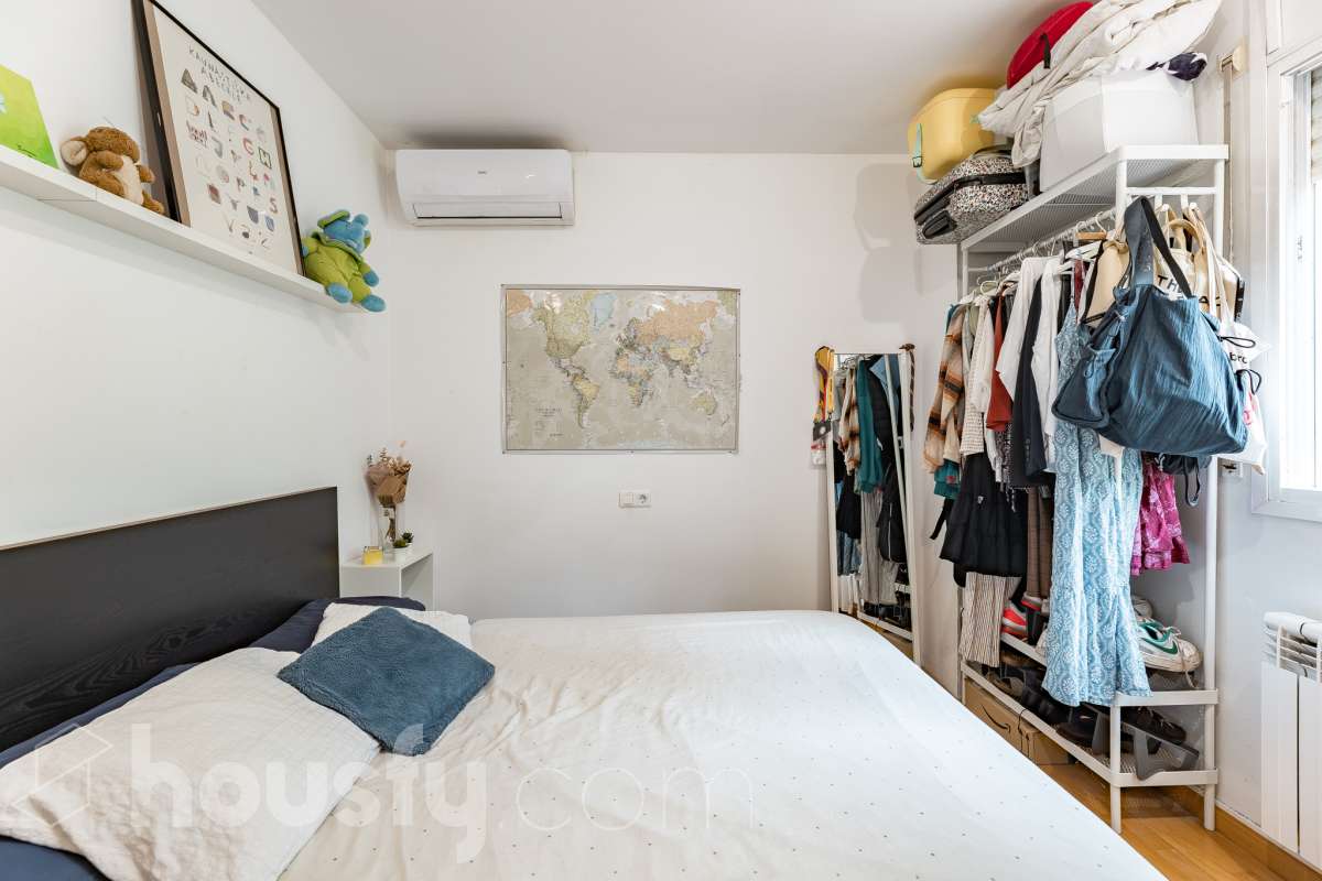 Exclusiva casa con piscina privada, parcela de 600 m² y placas solares en Sant Cugat-27