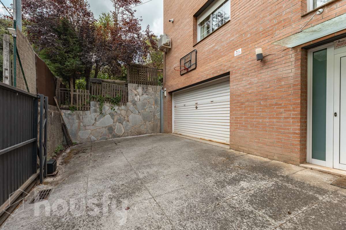 Exclusiva casa con piscina privada, parcela de 600 m² y placas solares en Sant Cugat-39