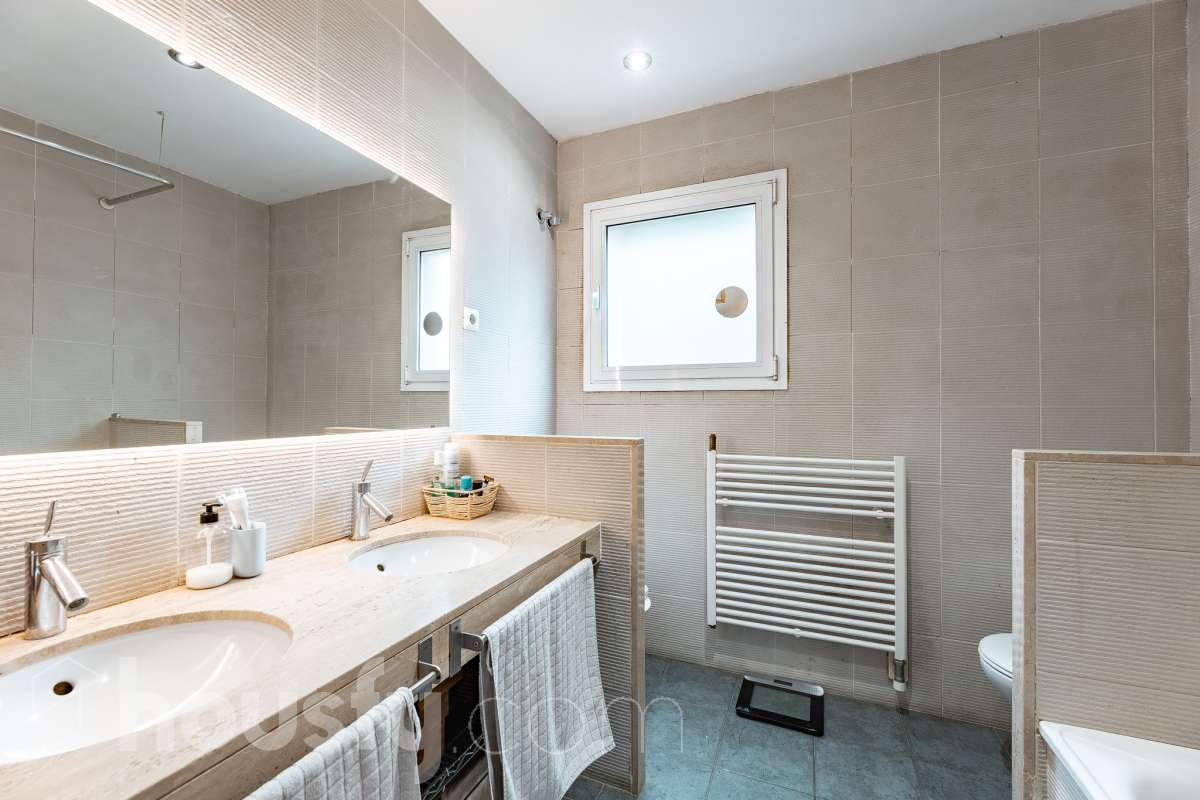 Exclusiva casa con piscina privada, parcela de 600 m² y placas solares en Sant Cugat-23
