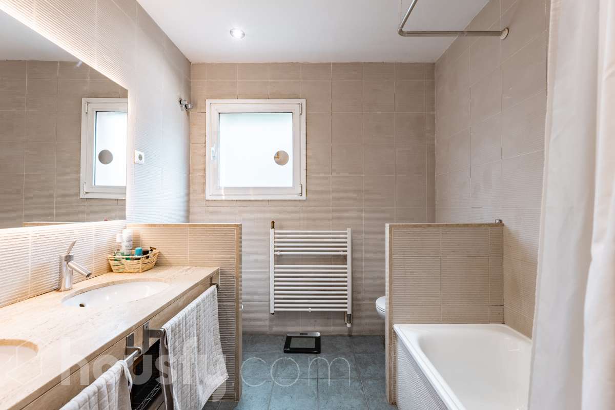 Exclusiva casa con piscina privada, parcela de 600 m² y placas solares en Sant Cugat-22