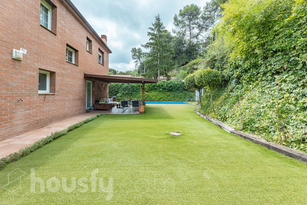 Exclusiva casa con piscina privada, parcela de 600 m² y placas solares en Sant Cugat-42