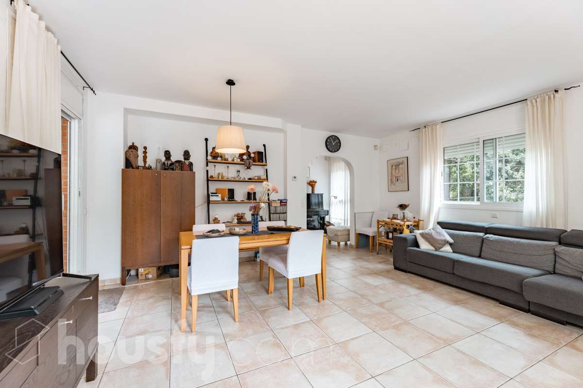 Exclusiva casa con piscina privada, parcela de 600 m² y placas solares en Sant Cugat-13