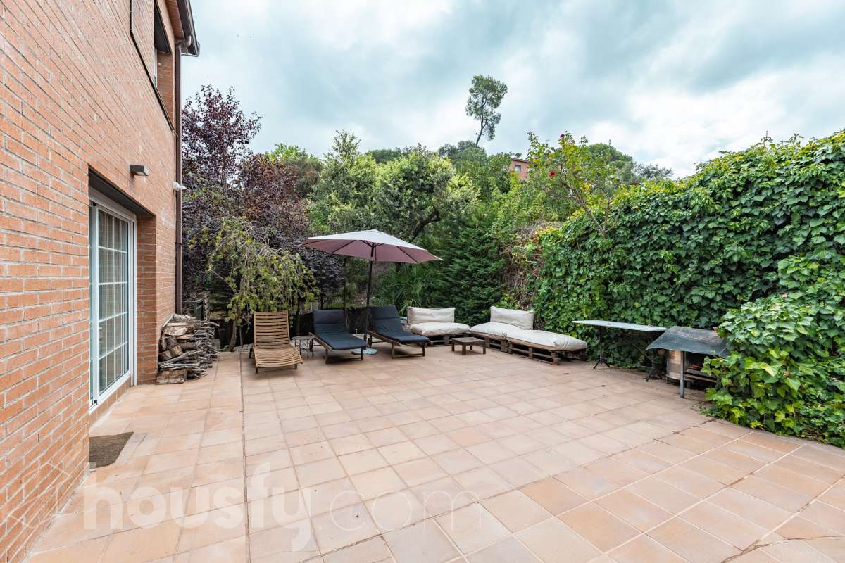 Exclusiva casa con piscina privada, parcela de 600 m² y placas solares en Sant Cugat-7