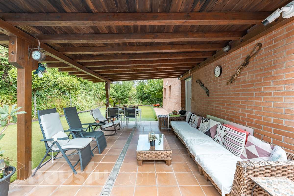 Exclusiva casa con piscina privada, parcela de 600 m² y placas solares en Sant Cugat-4