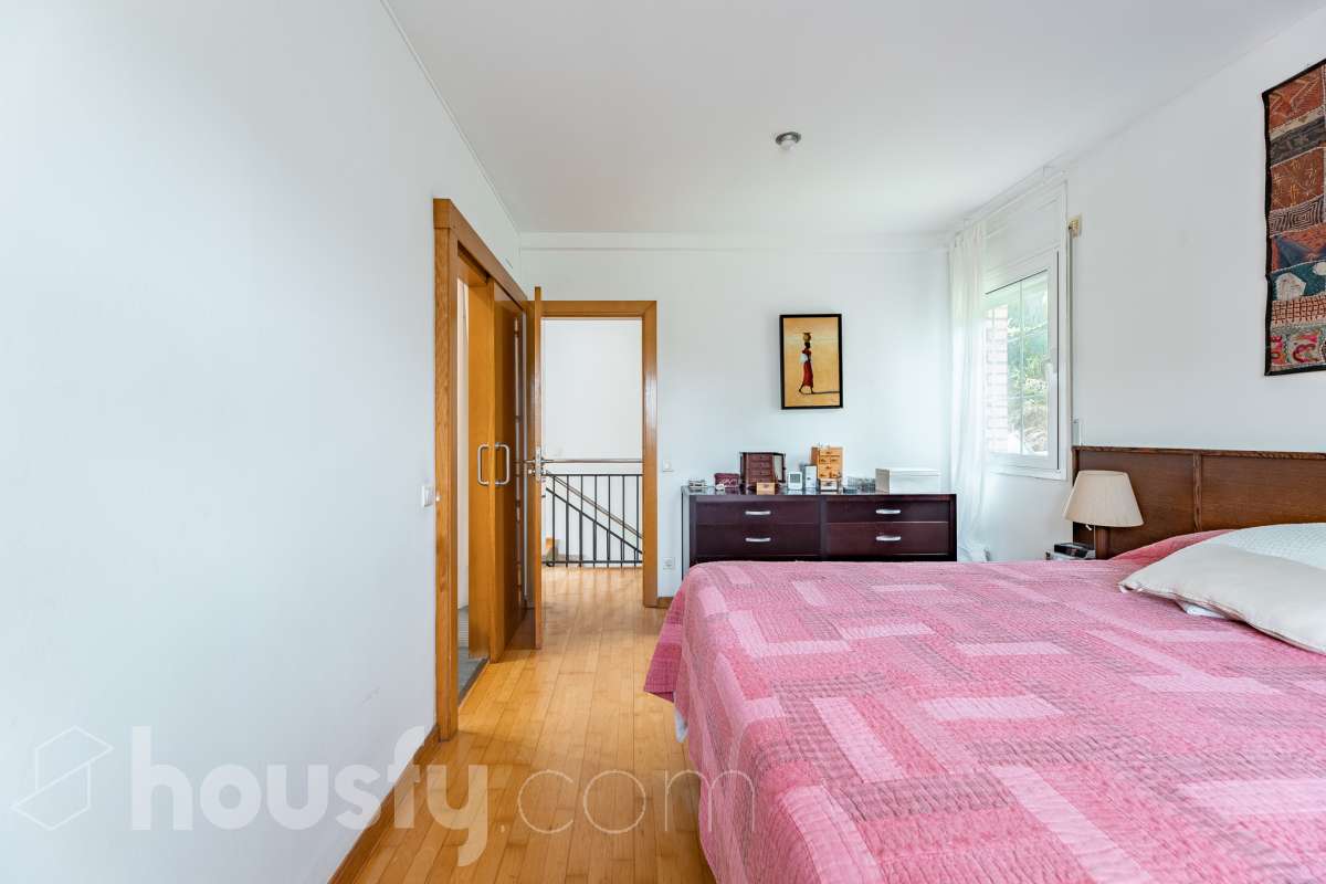 Exclusiva casa con piscina privada, parcela de 600 m² y placas solares en Sant Cugat-21