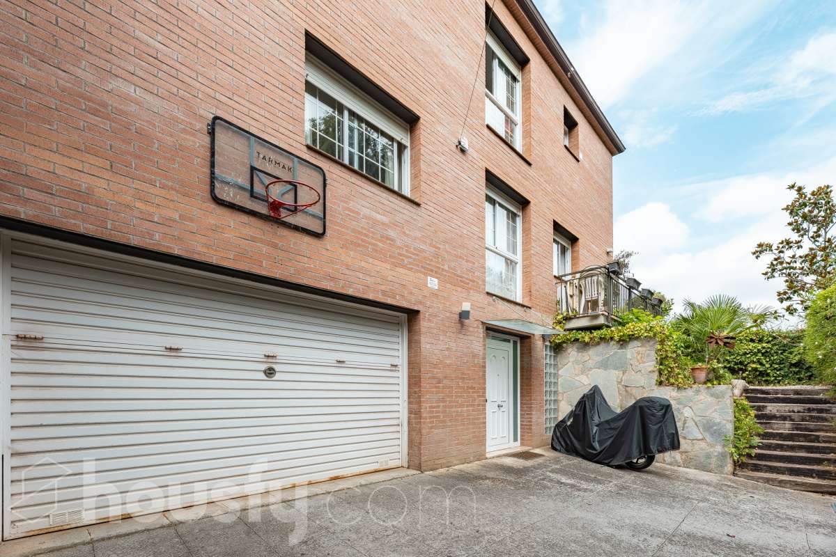 Exclusiva casa con piscina privada, parcela de 600 m² y placas solares en Sant Cugat-41