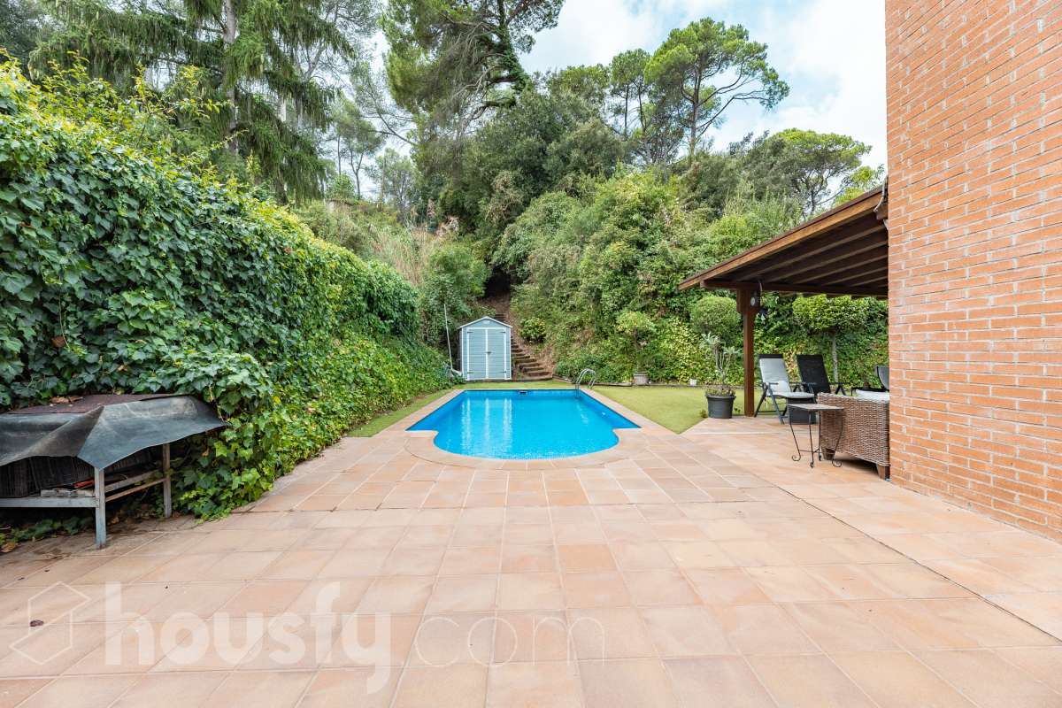 Exclusiva casa con piscina privada, parcela de 600 m² y placas solares en Sant Cugat-8