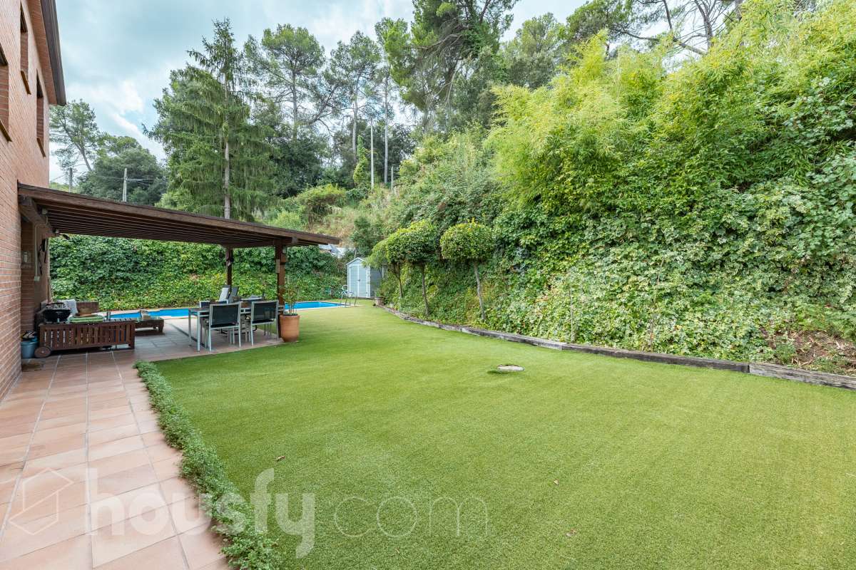 Exclusiva casa con piscina privada, parcela de 600 m² y placas solares en Sant Cugat-43