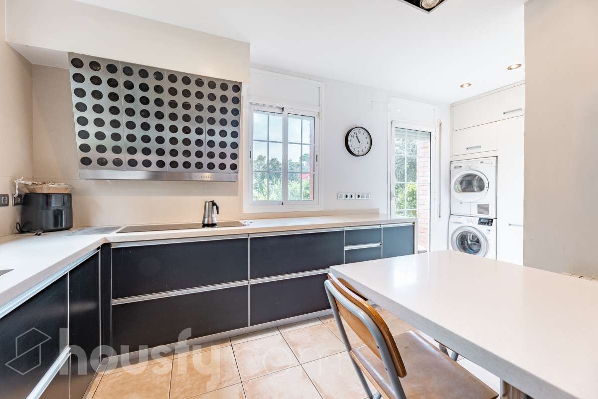 Exclusiva casa con piscina privada, parcela de 600 m² y placas solares en Sant Cugat-17