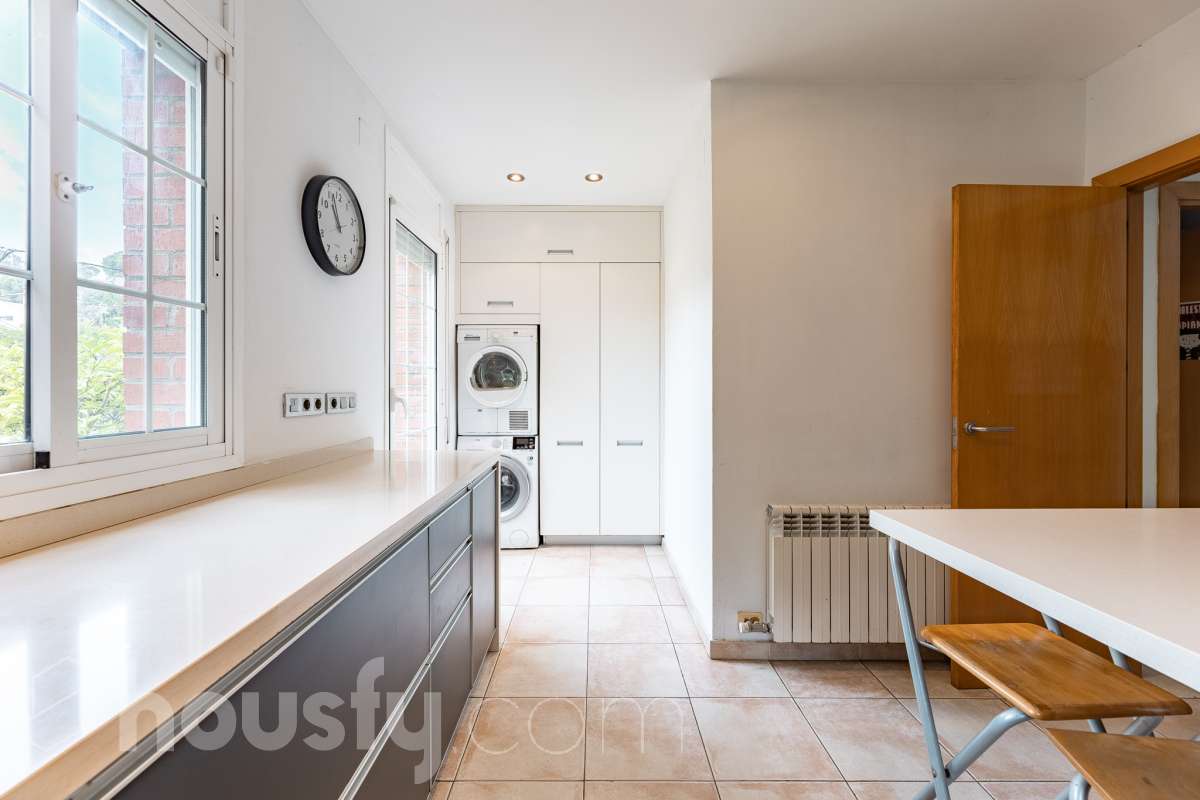 Exclusiva casa con piscina privada, parcela de 600 m² y placas solares en Sant Cugat-18