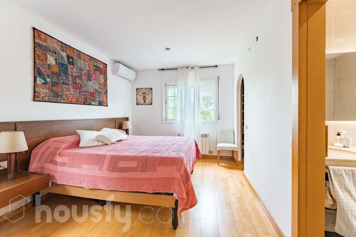 Exclusiva casa con piscina privada, parcela de 600 m² y placas solares en Sant Cugat-19