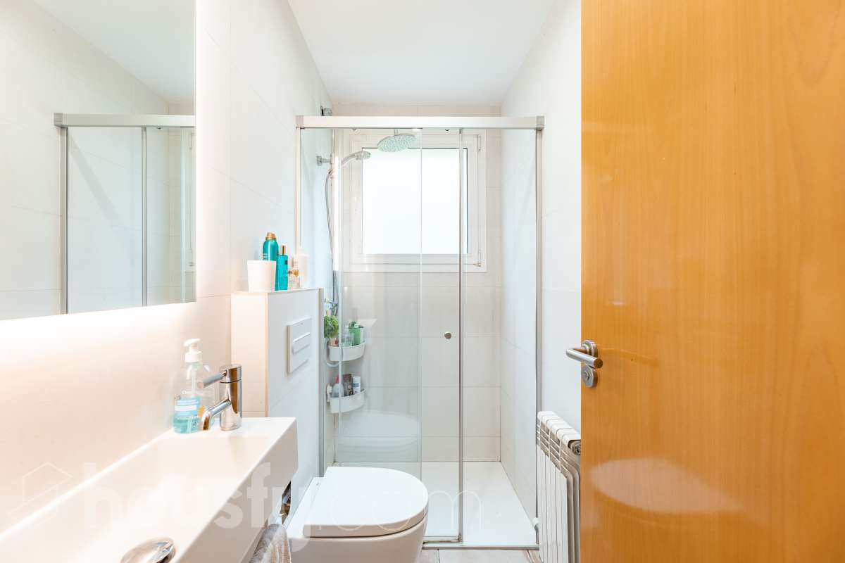 Exclusiva casa con piscina privada, parcela de 600 m² y placas solares en Sant Cugat-31