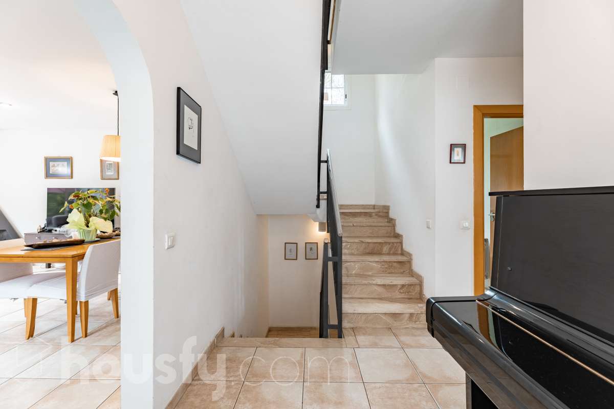 Exclusiva casa con piscina privada, parcela de 600 m² y placas solares en Sant Cugat-35