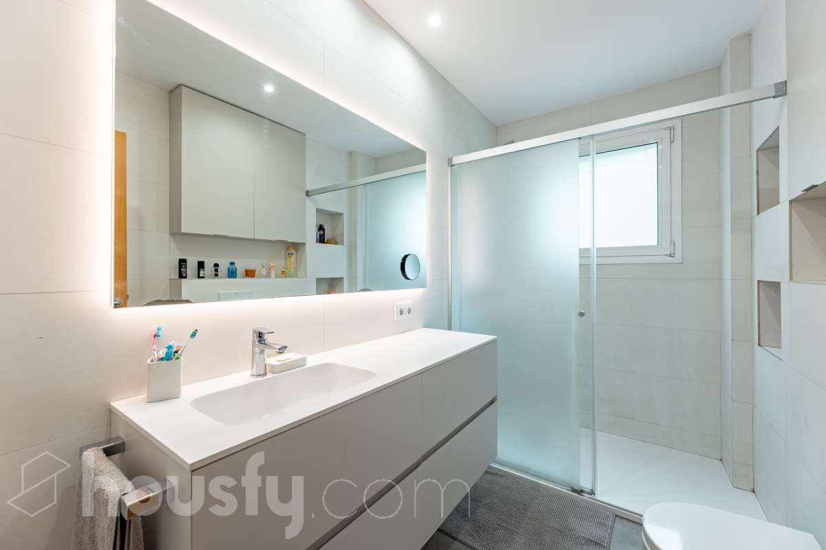 Exclusiva casa con piscina privada, parcela de 600 m² y placas solares en Sant Cugat-25