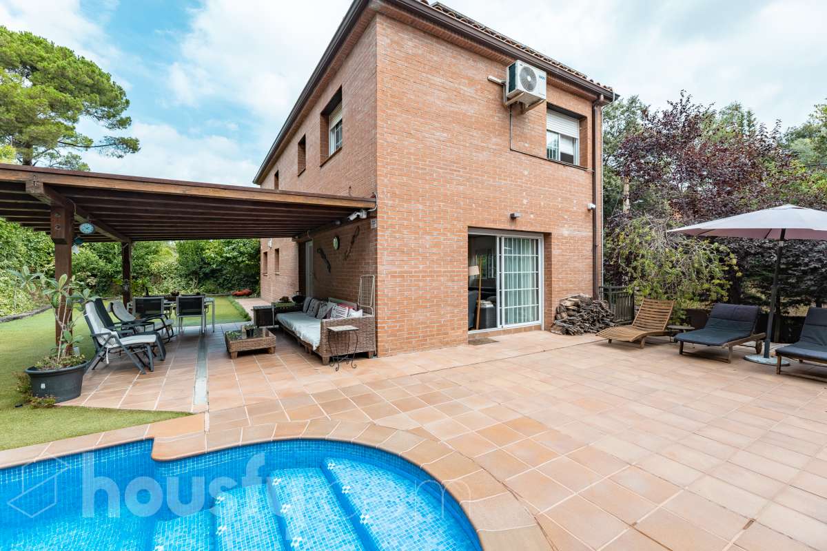 Exclusiva casa con piscina privada, parcela de 600 m² y placas solares en Sant Cugat-3