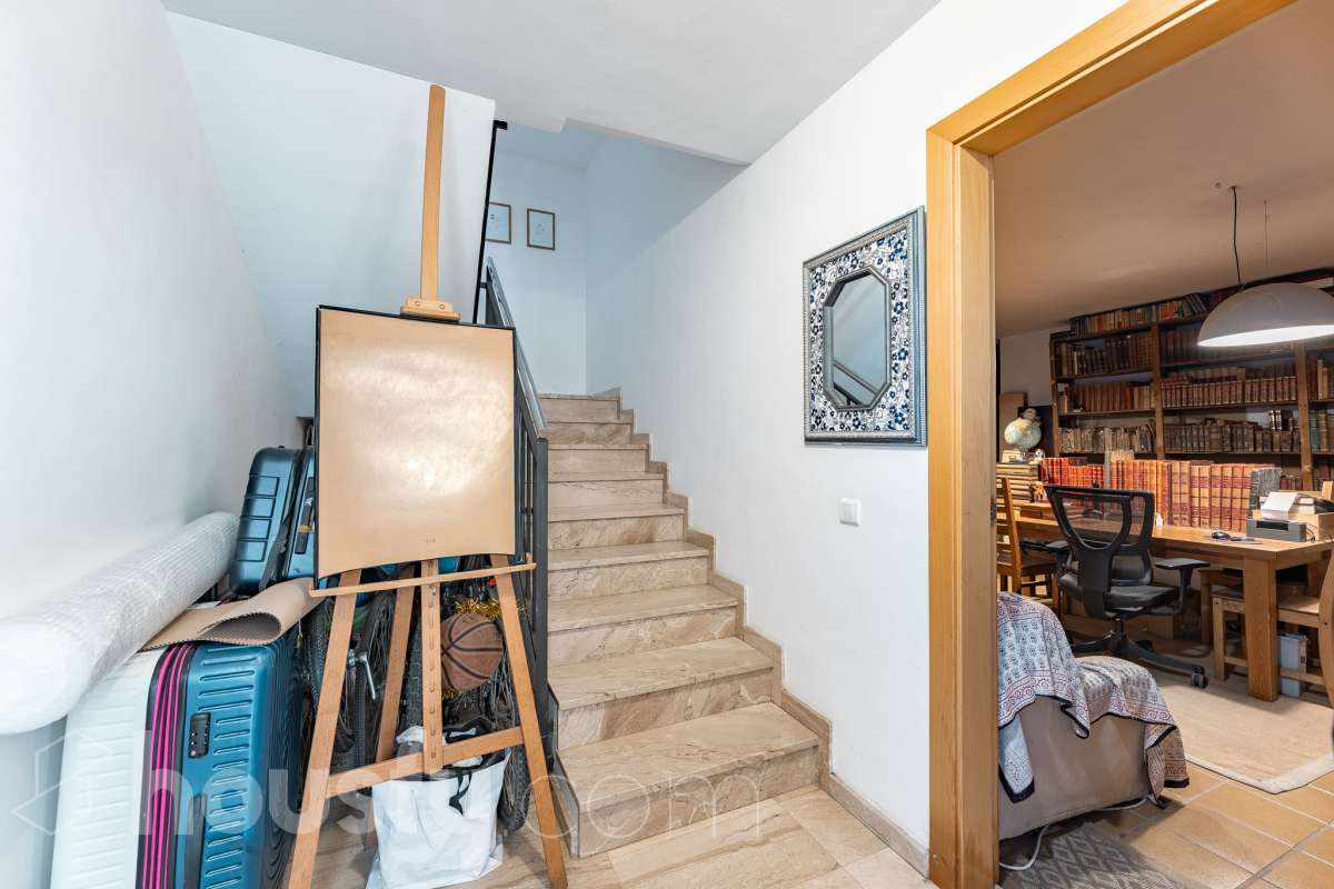Exclusiva casa con piscina privada, parcela de 600 m² y placas solares en Sant Cugat-34