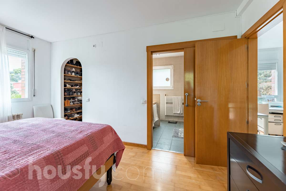 Exclusiva casa con piscina privada, parcela de 600 m² y placas solares en Sant Cugat-20