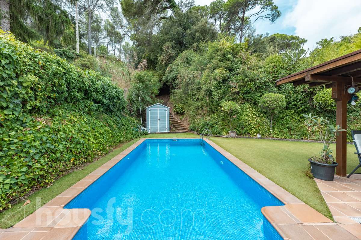 Exclusiva casa con piscina privada, parcela de 600 m² y placas solares en Sant Cugat-2