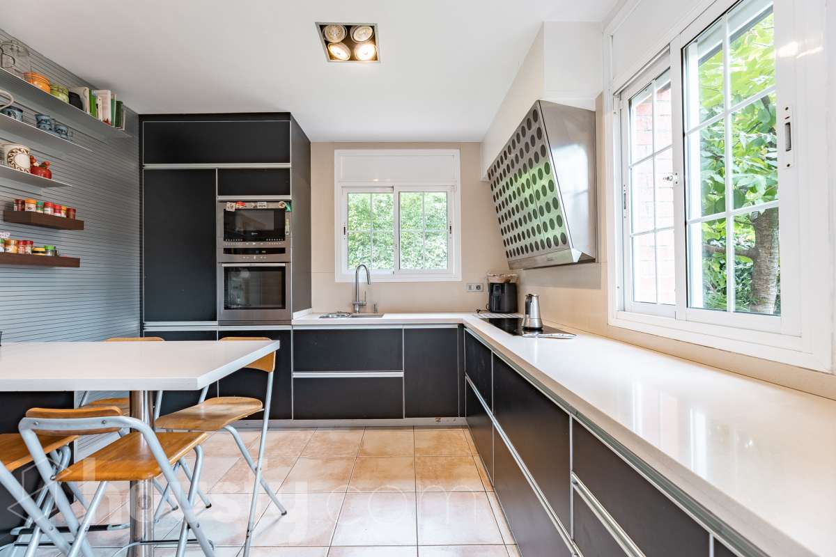 Exclusiva casa con piscina privada, parcela de 600 m² y placas solares en Sant Cugat-16