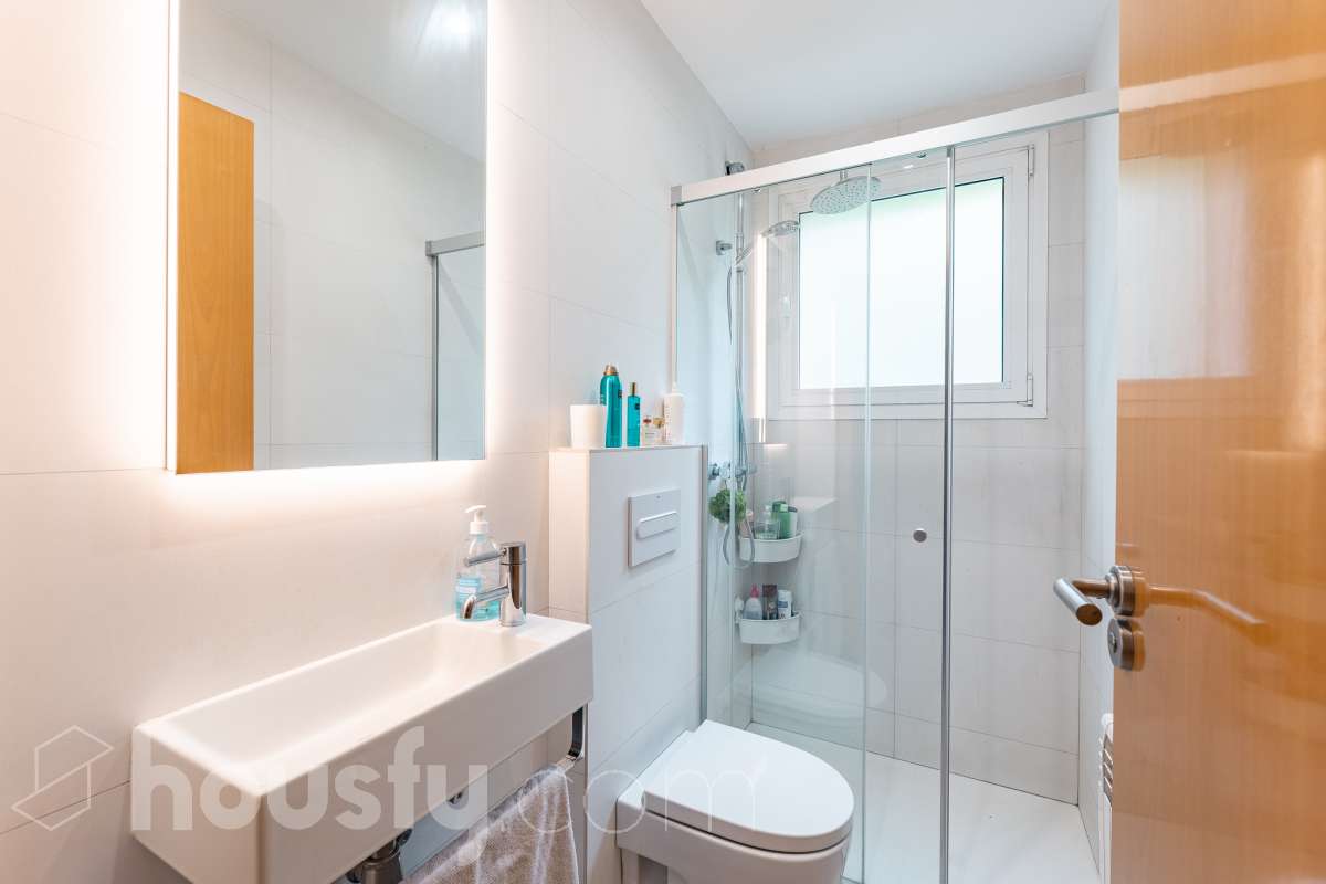 Exclusiva casa con piscina privada, parcela de 600 m² y placas solares en Sant Cugat-32