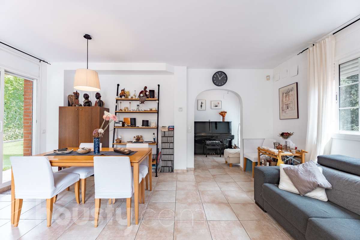 Exclusiva casa con piscina privada, parcela de 600 m² y placas solares en Sant Cugat-12