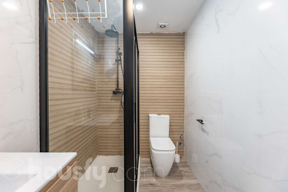 Amplia casa con infinitas posibilidades en el corazón de Sant Pere, Terrassa Housfy presenta esta magnífica vivienda situada en el emblemático barrio de Sant Pere, una de las zonas más valoradas y demandadas de Terrassa. Un hogar lleno de encanto y posibilidades, ideal tanto para familias numerosas como para quienes buscan una inversión con gran potencial. La casa está distribuida en dos viviendas comunicadas entre sí, lo que la convierte en una opción perfecta para dos familias, para combinar vivienda y espacio de trabajo o incluso para adaptarla a un proyecto de segregación por plantas. En la planta baja encontramos una cómoda distribución con 3 dormitorios, 2 baños completos y una agradable terraza de 20 m², un espacio ideal para disfrutar de reuniones al aire libre, comidas en familia o momentos de relax. La primera planta dispone de 2 dormitorios, 1 baño completamente reformado y una fantástica terraza de 25 m², perfecta para desconectar, crear una zona chill out o disfrutar del sol con total privacidad. La vivienda ofrece un sinfín de posibilidades gracias a su versatilidad: desde mantener la distribución actual para una gran familia, hasta segregar ambas plantas o incluso ampliar una planta adicional, convirtiéndola en una oportunidad excepcional tanto para vivir como para invertir. Cuenta con 169 m² útiles, verificados por la Dirección General del Catastro, y fue construida en 1930, conservando el carácter de las viviendas de época con el potencial de adaptarse a las necesidades actuales. Distribución Amplio salón-comedor. 5 dormitorios. 3 baños. Cocina equipada. Características Cédula de habitabilidad. Balcón. Dos amplias terrazas. Vivienda con múltiples opciones de distribución y ampliación. Ubicación Ubicada en una de las mejores zonas de Terrassa, esta vivienda disfruta de un entorno tranquilo y familiar, con todos los servicios al alcance: colegios, supermercados, farmacias, zonas verdes y excelentes conexiones mediante transporte público. Una ubicación que combina comodidad, calidad de vida y la cercanía a todo lo necesario para el día a día. Si buscas una casa espaciosa, versátil y con un enorme potencial para convertirla en el hogar de tus sueños o en una excelente inversión, esta propiedad es una oportunidad que merece la pena descubrir Aviso legal El precio de venta no incluye gastos de la compraventa como notaría, registro, impuestos, ni tampoco honorarios agencia. Esta publicación no es vinculante. Consulta siempre la nota simple con Housfy antes de formalizar la compraventa. Sobre nosotros Housfy es la plataforma integral de servicios inmobiliarios. Nuestra combinación de expertos y tecnología pone al alcance de todo el mundo servicios cómodos, claros y seguros. AICAT número: 7922. Nos encargamos de la gestión y asesoramiento de la compra. ¡Olvídate de todo! Hacemos los trámites por ti. Y, si además necesitas financiación, ponemos a tu disposición un bróker hipotecario para ayudarte a conseguir las mejores condiciones para tu perfil económico. ¿Quieres visitarla? Contacta con Housfy y agenda tu visita sin compromiso. Más información en: housfy.com En cumplimiento de la Ley 8/2026 en Cataluña, el certificado de presencia o ausencia de amianto se encuentra en proceso de tramitación.-14