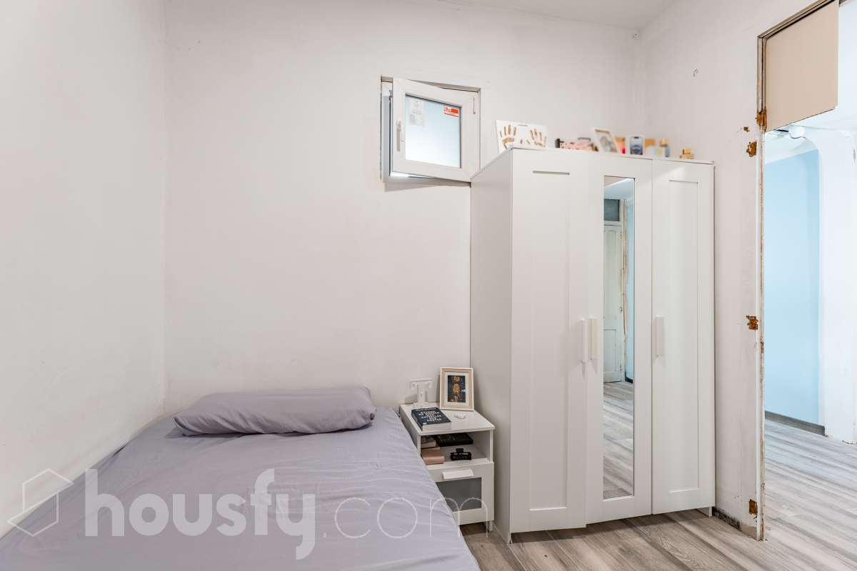 Amplia casa con infinitas posibilidades en el corazón de Sant Pere, Terrassa Housfy presenta esta magnífica vivienda situada en el emblemático barrio de Sant Pere, una de las zonas más valoradas y demandadas de Terrassa. Un hogar lleno de encanto y posibilidades, ideal tanto para familias numerosas como para quienes buscan una inversión con gran potencial. La casa está distribuida en dos viviendas comunicadas entre sí, lo que la convierte en una opción perfecta para dos familias, para combinar vivienda y espacio de trabajo o incluso para adaptarla a un proyecto de segregación por plantas. En la planta baja encontramos una cómoda distribución con 3 dormitorios, 2 baños completos y una agradable terraza de 20 m², un espacio ideal para disfrutar de reuniones al aire libre, comidas en familia o momentos de relax. La primera planta dispone de 2 dormitorios, 1 baño completamente reformado y una fantástica terraza de 25 m², perfecta para desconectar, crear una zona chill out o disfrutar del sol con total privacidad. La vivienda ofrece un sinfín de posibilidades gracias a su versatilidad: desde mantener la distribución actual para una gran familia, hasta segregar ambas plantas o incluso ampliar una planta adicional, convirtiéndola en una oportunidad excepcional tanto para vivir como para invertir. Cuenta con 169 m² útiles, verificados por la Dirección General del Catastro, y fue construida en 1930, conservando el carácter de las viviendas de época con el potencial de adaptarse a las necesidades actuales. Distribución Amplio salón-comedor. 5 dormitorios. 3 baños. Cocina equipada. Características Cédula de habitabilidad. Balcón. Dos amplias terrazas. Vivienda con múltiples opciones de distribución y ampliación. Ubicación Ubicada en una de las mejores zonas de Terrassa, esta vivienda disfruta de un entorno tranquilo y familiar, con todos los servicios al alcance: colegios, supermercados, farmacias, zonas verdes y excelentes conexiones mediante transporte público. Una ubicación que combina comodidad, calidad de vida y la cercanía a todo lo necesario para el día a día. Si buscas una casa espaciosa, versátil y con un enorme potencial para convertirla en el hogar de tus sueños o en una excelente inversión, esta propiedad es una oportunidad que merece la pena descubrir Aviso legal El precio de venta no incluye gastos de la compraventa como notaría, registro, impuestos, ni tampoco honorarios agencia. Esta publicación no es vinculante. Consulta siempre la nota simple con Housfy antes de formalizar la compraventa. Sobre nosotros Housfy es la plataforma integral de servicios inmobiliarios. Nuestra combinación de expertos y tecnología pone al alcance de todo el mundo servicios cómodos, claros y seguros. AICAT número: 7922. Nos encargamos de la gestión y asesoramiento de la compra. ¡Olvídate de todo! Hacemos los trámites por ti. Y, si además necesitas financiación, ponemos a tu disposición un bróker hipotecario para ayudarte a conseguir las mejores condiciones para tu perfil económico. ¿Quieres visitarla? Contacta con Housfy y agenda tu visita sin compromiso. Más información en: housfy.com En cumplimiento de la Ley 8/2026 en Cataluña, el certificado de presencia o ausencia de amianto se encuentra en proceso de tramitación.-12