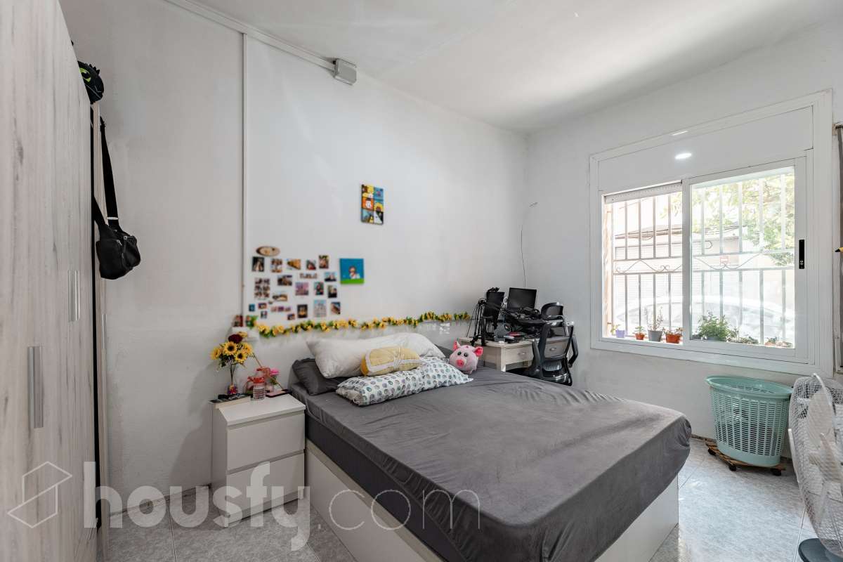 Amplia casa con infinitas posibilidades en el corazón de Sant Pere, Terrassa Housfy presenta esta magnífica vivienda situada en el emblemático barrio de Sant Pere, una de las zonas más valoradas y demandadas de Terrassa. Un hogar lleno de encanto y posibilidades, ideal tanto para familias numerosas como para quienes buscan una inversión con gran potencial. La casa está distribuida en dos viviendas comunicadas entre sí, lo que la convierte en una opción perfecta para dos familias, para combinar vivienda y espacio de trabajo o incluso para adaptarla a un proyecto de segregación por plantas. En la planta baja encontramos una cómoda distribución con 3 dormitorios, 2 baños completos y una agradable terraza de 20 m², un espacio ideal para disfrutar de reuniones al aire libre, comidas en familia o momentos de relax. La primera planta dispone de 2 dormitorios, 1 baño completamente reformado y una fantástica terraza de 25 m², perfecta para desconectar, crear una zona chill out o disfrutar del sol con total privacidad. La vivienda ofrece un sinfín de posibilidades gracias a su versatilidad: desde mantener la distribución actual para una gran familia, hasta segregar ambas plantas o incluso ampliar una planta adicional, convirtiéndola en una oportunidad excepcional tanto para vivir como para invertir. Cuenta con 169 m² útiles, verificados por la Dirección General del Catastro, y fue construida en 1930, conservando el carácter de las viviendas de época con el potencial de adaptarse a las necesidades actuales. Distribución Amplio salón-comedor. 5 dormitorios. 3 baños. Cocina equipada. Características Cédula de habitabilidad. Balcón. Dos amplias terrazas. Vivienda con múltiples opciones de distribución y ampliación. Ubicación Ubicada en una de las mejores zonas de Terrassa, esta vivienda disfruta de un entorno tranquilo y familiar, con todos los servicios al alcance: colegios, supermercados, farmacias, zonas verdes y excelentes conexiones mediante transporte público. Una ubicación que combina comodidad, calidad de vida y la cercanía a todo lo necesario para el día a día. Si buscas una casa espaciosa, versátil y con un enorme potencial para convertirla en el hogar de tus sueños o en una excelente inversión, esta propiedad es una oportunidad que merece la pena descubrir Aviso legal El precio de venta no incluye gastos de la compraventa como notaría, registro, impuestos, ni tampoco honorarios agencia. Esta publicación no es vinculante. Consulta siempre la nota simple con Housfy antes de formalizar la compraventa. Sobre nosotros Housfy es la plataforma integral de servicios inmobiliarios. Nuestra combinación de expertos y tecnología pone al alcance de todo el mundo servicios cómodos, claros y seguros. AICAT número: 7922. Nos encargamos de la gestión y asesoramiento de la compra. ¡Olvídate de todo! Hacemos los trámites por ti. Y, si además necesitas financiación, ponemos a tu disposición un bróker hipotecario para ayudarte a conseguir las mejores condiciones para tu perfil económico. ¿Quieres visitarla? Contacta con Housfy y agenda tu visita sin compromiso. Más información en: housfy.com En cumplimiento de la Ley 8/2026 en Cataluña, el certificado de presencia o ausencia de amianto se encuentra en proceso de tramitación.-19