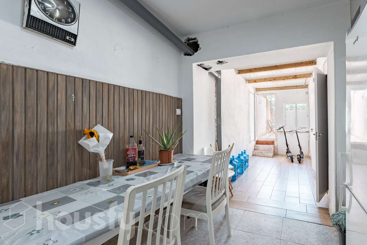 Amplia casa con infinitas posibilidades en el corazón de Sant Pere, Terrassa Housfy presenta esta magnífica vivienda situada en el emblemático barrio de Sant Pere, una de las zonas más valoradas y demandadas de Terrassa. Un hogar lleno de encanto y posibilidades, ideal tanto para familias numerosas como para quienes buscan una inversión con gran potencial. La casa está distribuida en dos viviendas comunicadas entre sí, lo que la convierte en una opción perfecta para dos familias, para combinar vivienda y espacio de trabajo o incluso para adaptarla a un proyecto de segregación por plantas. En la planta baja encontramos una cómoda distribución con 3 dormitorios, 2 baños completos y una agradable terraza de 20 m², un espacio ideal para disfrutar de reuniones al aire libre, comidas en familia o momentos de relax. La primera planta dispone de 2 dormitorios, 1 baño completamente reformado y una fantástica terraza de 25 m², perfecta para desconectar, crear una zona chill out o disfrutar del sol con total privacidad. La vivienda ofrece un sinfín de posibilidades gracias a su versatilidad: desde mantener la distribución actual para una gran familia, hasta segregar ambas plantas o incluso ampliar una planta adicional, convirtiéndola en una oportunidad excepcional tanto para vivir como para invertir. Cuenta con 169 m² útiles, verificados por la Dirección General del Catastro, y fue construida en 1930, conservando el carácter de las viviendas de época con el potencial de adaptarse a las necesidades actuales. Distribución Amplio salón-comedor. 5 dormitorios. 3 baños. Cocina equipada. Características Cédula de habitabilidad. Balcón. Dos amplias terrazas. Vivienda con múltiples opciones de distribución y ampliación. Ubicación Ubicada en una de las mejores zonas de Terrassa, esta vivienda disfruta de un entorno tranquilo y familiar, con todos los servicios al alcance: colegios, supermercados, farmacias, zonas verdes y excelentes conexiones mediante transporte público. Una ubicación que combina comodidad, calidad de vida y la cercanía a todo lo necesario para el día a día. Si buscas una casa espaciosa, versátil y con un enorme potencial para convertirla en el hogar de tus sueños o en una excelente inversión, esta propiedad es una oportunidad que merece la pena descubrir Aviso legal El precio de venta no incluye gastos de la compraventa como notaría, registro, impuestos, ni tampoco honorarios agencia. Esta publicación no es vinculante. Consulta siempre la nota simple con Housfy antes de formalizar la compraventa. Sobre nosotros Housfy es la plataforma integral de servicios inmobiliarios. Nuestra combinación de expertos y tecnología pone al alcance de todo el mundo servicios cómodos, claros y seguros. AICAT número: 7922. Nos encargamos de la gestión y asesoramiento de la compra. ¡Olvídate de todo! Hacemos los trámites por ti. Y, si además necesitas financiación, ponemos a tu disposición un bróker hipotecario para ayudarte a conseguir las mejores condiciones para tu perfil económico. ¿Quieres visitarla? Contacta con Housfy y agenda tu visita sin compromiso. Más información en: housfy.com En cumplimiento de la Ley 8/2026 en Cataluña, el certificado de presencia o ausencia de amianto se encuentra en proceso de tramitación.-32