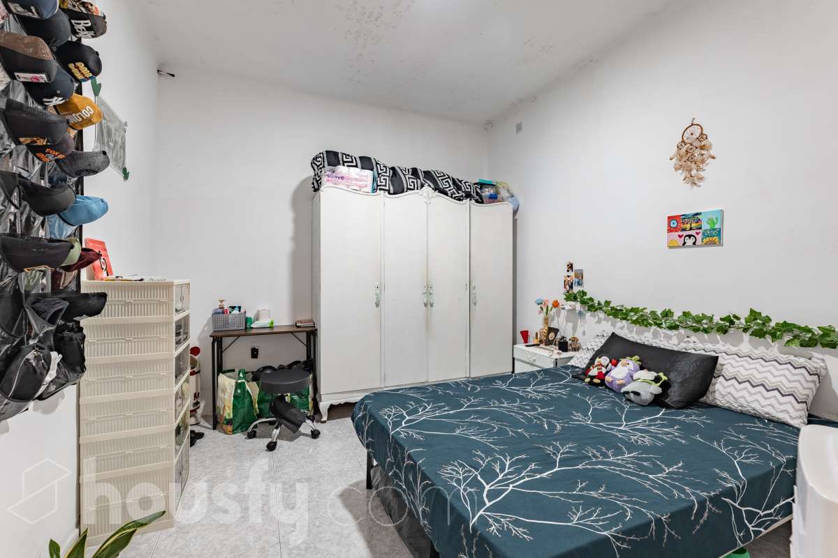 Amplia casa con infinitas posibilidades en el corazón de Sant Pere, Terrassa Housfy presenta esta magnífica vivienda situada en el emblemático barrio de Sant Pere, una de las zonas más valoradas y demandadas de Terrassa. Un hogar lleno de encanto y posibilidades, ideal tanto para familias numerosas como para quienes buscan una inversión con gran potencial. La casa está distribuida en dos viviendas comunicadas entre sí, lo que la convierte en una opción perfecta para dos familias, para combinar vivienda y espacio de trabajo o incluso para adaptarla a un proyecto de segregación por plantas. En la planta baja encontramos una cómoda distribución con 3 dormitorios, 2 baños completos y una agradable terraza de 20 m², un espacio ideal para disfrutar de reuniones al aire libre, comidas en familia o momentos de relax. La primera planta dispone de 2 dormitorios, 1 baño completamente reformado y una fantástica terraza de 25 m², perfecta para desconectar, crear una zona chill out o disfrutar del sol con total privacidad. La vivienda ofrece un sinfín de posibilidades gracias a su versatilidad: desde mantener la distribución actual para una gran familia, hasta segregar ambas plantas o incluso ampliar una planta adicional, convirtiéndola en una oportunidad excepcional tanto para vivir como para invertir. Cuenta con 169 m² útiles, verificados por la Dirección General del Catastro, y fue construida en 1930, conservando el carácter de las viviendas de época con el potencial de adaptarse a las necesidades actuales. Distribución Amplio salón-comedor. 5 dormitorios. 3 baños. Cocina equipada. Características Cédula de habitabilidad. Balcón. Dos amplias terrazas. Vivienda con múltiples opciones de distribución y ampliación. Ubicación Ubicada en una de las mejores zonas de Terrassa, esta vivienda disfruta de un entorno tranquilo y familiar, con todos los servicios al alcance: colegios, supermercados, farmacias, zonas verdes y excelentes conexiones mediante transporte público. Una ubicación que combina comodidad, calidad de vida y la cercanía a todo lo necesario para el día a día. Si buscas una casa espaciosa, versátil y con un enorme potencial para convertirla en el hogar de tus sueños o en una excelente inversión, esta propiedad es una oportunidad que merece la pena descubrir Aviso legal El precio de venta no incluye gastos de la compraventa como notaría, registro, impuestos, ni tampoco honorarios agencia. Esta publicación no es vinculante. Consulta siempre la nota simple con Housfy antes de formalizar la compraventa. Sobre nosotros Housfy es la plataforma integral de servicios inmobiliarios. Nuestra combinación de expertos y tecnología pone al alcance de todo el mundo servicios cómodos, claros y seguros. AICAT número: 7922. Nos encargamos de la gestión y asesoramiento de la compra. ¡Olvídate de todo! Hacemos los trámites por ti. Y, si además necesitas financiación, ponemos a tu disposición un bróker hipotecario para ayudarte a conseguir las mejores condiciones para tu perfil económico. ¿Quieres visitarla? Contacta con Housfy y agenda tu visita sin compromiso. Más información en: housfy.com En cumplimiento de la Ley 8/2026 en Cataluña, el certificado de presencia o ausencia de amianto se encuentra en proceso de tramitación.-22