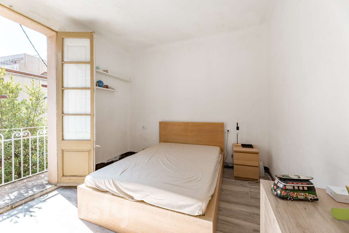 Amplia casa con infinitas posibilidades en el corazón de Sant Pere, Terrassa Housfy presenta esta magnífica vivienda situada en el emblemático barrio de Sant Pere, una de las zonas más valoradas y demandadas de Terrassa. Un hogar lleno de encanto y posibilidades, ideal tanto para familias numerosas como para quienes buscan una inversión con gran potencial. La casa está distribuida en dos viviendas comunicadas entre sí, lo que la convierte en una opción perfecta para dos familias, para combinar vivienda y espacio de trabajo o incluso para adaptarla a un proyecto de segregación por plantas. En la planta baja encontramos una cómoda distribución con 3 dormitorios, 2 baños completos y una agradable terraza de 20 m², un espacio ideal para disfrutar de reuniones al aire libre, comidas en familia o momentos de relax. La primera planta dispone de 2 dormitorios, 1 baño completamente reformado y una fantástica terraza de 25 m², perfecta para desconectar, crear una zona chill out o disfrutar del sol con total privacidad. La vivienda ofrece un sinfín de posibilidades gracias a su versatilidad: desde mantener la distribución actual para una gran familia, hasta segregar ambas plantas o incluso ampliar una planta adicional, convirtiéndola en una oportunidad excepcional tanto para vivir como para invertir. Cuenta con 169 m² útiles, verificados por la Dirección General del Catastro, y fue construida en 1930, conservando el carácter de las viviendas de época con el potencial de adaptarse a las necesidades actuales. Distribución Amplio salón-comedor. 5 dormitorios. 3 baños. Cocina equipada. Características Cédula de habitabilidad. Balcón. Dos amplias terrazas. Vivienda con múltiples opciones de distribución y ampliación. Ubicación Ubicada en una de las mejores zonas de Terrassa, esta vivienda disfruta de un entorno tranquilo y familiar, con todos los servicios al alcance: colegios, supermercados, farmacias, zonas verdes y excelentes conexiones mediante transporte público. Una ubicación que combina comodidad, calidad de vida y la cercanía a todo lo necesario para el día a día. Si buscas una casa espaciosa, versátil y con un enorme potencial para convertirla en el hogar de tus sueños o en una excelente inversión, esta propiedad es una oportunidad que merece la pena descubrir Aviso legal El precio de venta no incluye gastos de la compraventa como notaría, registro, impuestos, ni tampoco honorarios agencia. Esta publicación no es vinculante. Consulta siempre la nota simple con Housfy antes de formalizar la compraventa. Sobre nosotros Housfy es la plataforma integral de servicios inmobiliarios. Nuestra combinación de expertos y tecnología pone al alcance de todo el mundo servicios cómodos, claros y seguros. AICAT número: 7922. Nos encargamos de la gestión y asesoramiento de la compra. ¡Olvídate de todo! Hacemos los trámites por ti. Y, si además necesitas financiación, ponemos a tu disposición un bróker hipotecario para ayudarte a conseguir las mejores condiciones para tu perfil económico. ¿Quieres visitarla? Contacta con Housfy y agenda tu visita sin compromiso. Más información en: housfy.com En cumplimiento de la Ley 8/2026 en Cataluña, el certificado de presencia o ausencia de amianto se encuentra en proceso de tramitación.-8