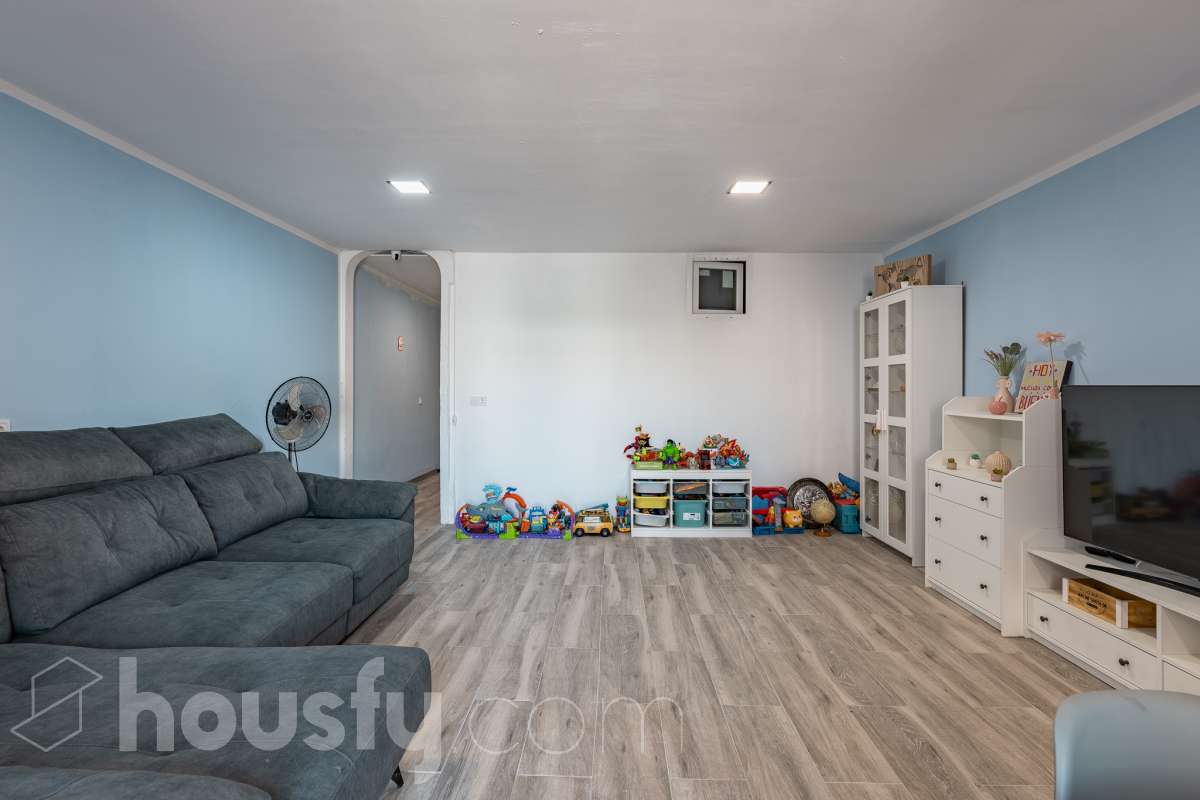 Amplia casa con infinitas posibilidades en el corazón de Sant Pere, Terrassa Housfy presenta esta magnífica vivienda situada en el emblemático barrio de Sant Pere, una de las zonas más valoradas y demandadas de Terrassa. Un hogar lleno de encanto y posibilidades, ideal tanto para familias numerosas como para quienes buscan una inversión con gran potencial. La casa está distribuida en dos viviendas comunicadas entre sí, lo que la convierte en una opción perfecta para dos familias, para combinar vivienda y espacio de trabajo o incluso para adaptarla a un proyecto de segregación por plantas. En la planta baja encontramos una cómoda distribución con 3 dormitorios, 2 baños completos y una agradable terraza de 20 m², un espacio ideal para disfrutar de reuniones al aire libre, comidas en familia o momentos de relax. La primera planta dispone de 2 dormitorios, 1 baño completamente reformado y una fantástica terraza de 25 m², perfecta para desconectar, crear una zona chill out o disfrutar del sol con total privacidad. La vivienda ofrece un sinfín de posibilidades gracias a su versatilidad: desde mantener la distribución actual para una gran familia, hasta segregar ambas plantas o incluso ampliar una planta adicional, convirtiéndola en una oportunidad excepcional tanto para vivir como para invertir. Cuenta con 169 m² útiles, verificados por la Dirección General del Catastro, y fue construida en 1930, conservando el carácter de las viviendas de época con el potencial de adaptarse a las necesidades actuales. Distribución Amplio salón-comedor. 5 dormitorios. 3 baños. Cocina equipada. Características Cédula de habitabilidad. Balcón. Dos amplias terrazas. Vivienda con múltiples opciones de distribución y ampliación. Ubicación Ubicada en una de las mejores zonas de Terrassa, esta vivienda disfruta de un entorno tranquilo y familiar, con todos los servicios al alcance: colegios, supermercados, farmacias, zonas verdes y excelentes conexiones mediante transporte público. Una ubicación que combina comodidad, calidad de vida y la cercanía a todo lo necesario para el día a día. Si buscas una casa espaciosa, versátil y con un enorme potencial para convertirla en el hogar de tus sueños o en una excelente inversión, esta propiedad es una oportunidad que merece la pena descubrir Aviso legal El precio de venta no incluye gastos de la compraventa como notaría, registro, impuestos, ni tampoco honorarios agencia. Esta publicación no es vinculante. Consulta siempre la nota simple con Housfy antes de formalizar la compraventa. Sobre nosotros Housfy es la plataforma integral de servicios inmobiliarios. Nuestra combinación de expertos y tecnología pone al alcance de todo el mundo servicios cómodos, claros y seguros. AICAT número: 7922. Nos encargamos de la gestión y asesoramiento de la compra. ¡Olvídate de todo! Hacemos los trámites por ti. Y, si además necesitas financiación, ponemos a tu disposición un bróker hipotecario para ayudarte a conseguir las mejores condiciones para tu perfil económico. ¿Quieres visitarla? Contacta con Housfy y agenda tu visita sin compromiso. Más información en: housfy.com En cumplimiento de la Ley 8/2026 en Cataluña, el certificado de presencia o ausencia de amianto se encuentra en proceso de tramitación.-4