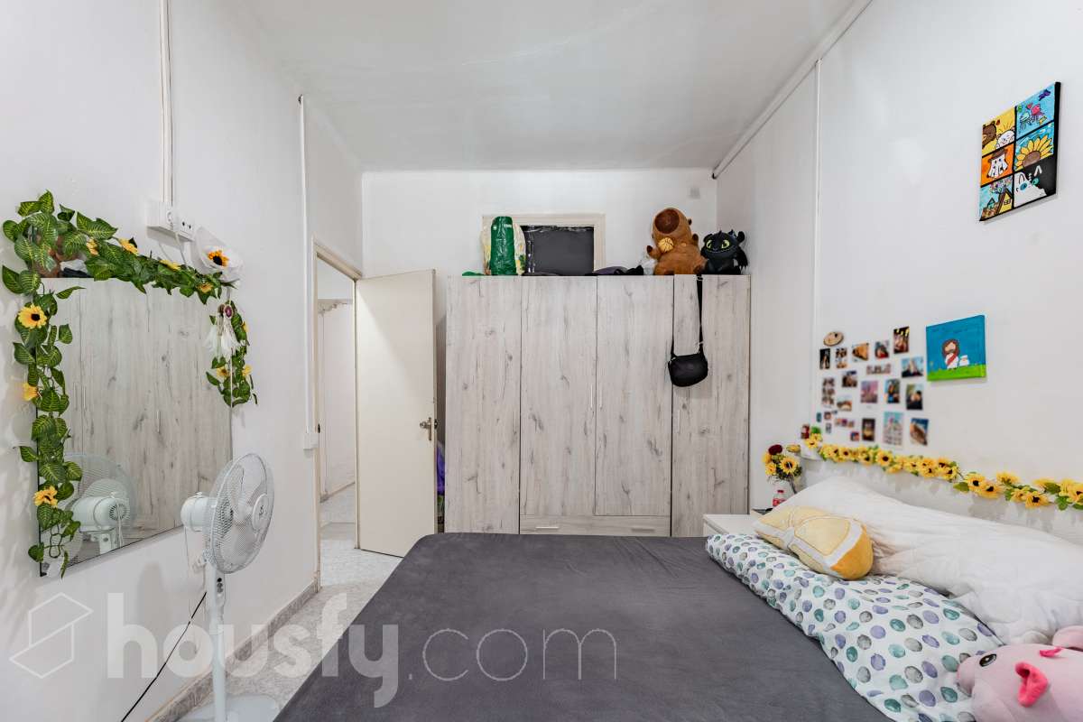 Amplia casa con infinitas posibilidades en el corazón de Sant Pere, Terrassa Housfy presenta esta magnífica vivienda situada en el emblemático barrio de Sant Pere, una de las zonas más valoradas y demandadas de Terrassa. Un hogar lleno de encanto y posibilidades, ideal tanto para familias numerosas como para quienes buscan una inversión con gran potencial. La casa está distribuida en dos viviendas comunicadas entre sí, lo que la convierte en una opción perfecta para dos familias, para combinar vivienda y espacio de trabajo o incluso para adaptarla a un proyecto de segregación por plantas. En la planta baja encontramos una cómoda distribución con 3 dormitorios, 2 baños completos y una agradable terraza de 20 m², un espacio ideal para disfrutar de reuniones al aire libre, comidas en familia o momentos de relax. La primera planta dispone de 2 dormitorios, 1 baño completamente reformado y una fantástica terraza de 25 m², perfecta para desconectar, crear una zona chill out o disfrutar del sol con total privacidad. La vivienda ofrece un sinfín de posibilidades gracias a su versatilidad: desde mantener la distribución actual para una gran familia, hasta segregar ambas plantas o incluso ampliar una planta adicional, convirtiéndola en una oportunidad excepcional tanto para vivir como para invertir. Cuenta con 169 m² útiles, verificados por la Dirección General del Catastro, y fue construida en 1930, conservando el carácter de las viviendas de época con el potencial de adaptarse a las necesidades actuales. Distribución Amplio salón-comedor. 5 dormitorios. 3 baños. Cocina equipada. Características Cédula de habitabilidad. Balcón. Dos amplias terrazas. Vivienda con múltiples opciones de distribución y ampliación. Ubicación Ubicada en una de las mejores zonas de Terrassa, esta vivienda disfruta de un entorno tranquilo y familiar, con todos los servicios al alcance: colegios, supermercados, farmacias, zonas verdes y excelentes conexiones mediante transporte público. Una ubicación que combina comodidad, calidad de vida y la cercanía a todo lo necesario para el día a día. Si buscas una casa espaciosa, versátil y con un enorme potencial para convertirla en el hogar de tus sueños o en una excelente inversión, esta propiedad es una oportunidad que merece la pena descubrir Aviso legal El precio de venta no incluye gastos de la compraventa como notaría, registro, impuestos, ni tampoco honorarios agencia. Esta publicación no es vinculante. Consulta siempre la nota simple con Housfy antes de formalizar la compraventa. Sobre nosotros Housfy es la plataforma integral de servicios inmobiliarios. Nuestra combinación de expertos y tecnología pone al alcance de todo el mundo servicios cómodos, claros y seguros. AICAT número: 7922. Nos encargamos de la gestión y asesoramiento de la compra. ¡Olvídate de todo! Hacemos los trámites por ti. Y, si además necesitas financiación, ponemos a tu disposición un bróker hipotecario para ayudarte a conseguir las mejores condiciones para tu perfil económico. ¿Quieres visitarla? Contacta con Housfy y agenda tu visita sin compromiso. Más información en: housfy.com En cumplimiento de la Ley 8/2026 en Cataluña, el certificado de presencia o ausencia de amianto se encuentra en proceso de tramitación.-21