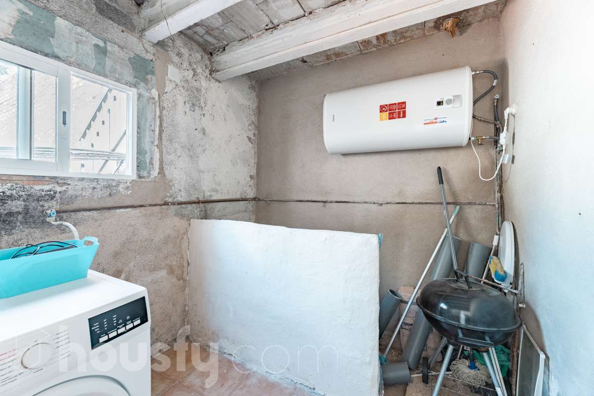 Amplia casa con infinitas posibilidades en el corazón de Sant Pere, Terrassa Housfy presenta esta magnífica vivienda situada en el emblemático barrio de Sant Pere, una de las zonas más valoradas y demandadas de Terrassa. Un hogar lleno de encanto y posibilidades, ideal tanto para familias numerosas como para quienes buscan una inversión con gran potencial. La casa está distribuida en dos viviendas comunicadas entre sí, lo que la convierte en una opción perfecta para dos familias, para combinar vivienda y espacio de trabajo o incluso para adaptarla a un proyecto de segregación por plantas. En la planta baja encontramos una cómoda distribución con 3 dormitorios, 2 baños completos y una agradable terraza de 20 m², un espacio ideal para disfrutar de reuniones al aire libre, comidas en familia o momentos de relax. La primera planta dispone de 2 dormitorios, 1 baño completamente reformado y una fantástica terraza de 25 m², perfecta para desconectar, crear una zona chill out o disfrutar del sol con total privacidad. La vivienda ofrece un sinfín de posibilidades gracias a su versatilidad: desde mantener la distribución actual para una gran familia, hasta segregar ambas plantas o incluso ampliar una planta adicional, convirtiéndola en una oportunidad excepcional tanto para vivir como para invertir. Cuenta con 169 m² útiles, verificados por la Dirección General del Catastro, y fue construida en 1930, conservando el carácter de las viviendas de época con el potencial de adaptarse a las necesidades actuales. Distribución Amplio salón-comedor. 5 dormitorios. 3 baños. Cocina equipada. Características Cédula de habitabilidad. Balcón. Dos amplias terrazas. Vivienda con múltiples opciones de distribución y ampliación. Ubicación Ubicada en una de las mejores zonas de Terrassa, esta vivienda disfruta de un entorno tranquilo y familiar, con todos los servicios al alcance: colegios, supermercados, farmacias, zonas verdes y excelentes conexiones mediante transporte público. Una ubicación que combina comodidad, calidad de vida y la cercanía a todo lo necesario para el día a día. Si buscas una casa espaciosa, versátil y con un enorme potencial para convertirla en el hogar de tus sueños o en una excelente inversión, esta propiedad es una oportunidad que merece la pena descubrir Aviso legal El precio de venta no incluye gastos de la compraventa como notaría, registro, impuestos, ni tampoco honorarios agencia. Esta publicación no es vinculante. Consulta siempre la nota simple con Housfy antes de formalizar la compraventa. Sobre nosotros Housfy es la plataforma integral de servicios inmobiliarios. Nuestra combinación de expertos y tecnología pone al alcance de todo el mundo servicios cómodos, claros y seguros. AICAT número: 7922. Nos encargamos de la gestión y asesoramiento de la compra. ¡Olvídate de todo! Hacemos los trámites por ti. Y, si además necesitas financiación, ponemos a tu disposición un bróker hipotecario para ayudarte a conseguir las mejores condiciones para tu perfil económico. ¿Quieres visitarla? Contacta con Housfy y agenda tu visita sin compromiso. Más información en: housfy.com En cumplimiento de la Ley 8/2026 en Cataluña, el certificado de presencia o ausencia de amianto se encuentra en proceso de tramitación.-33
