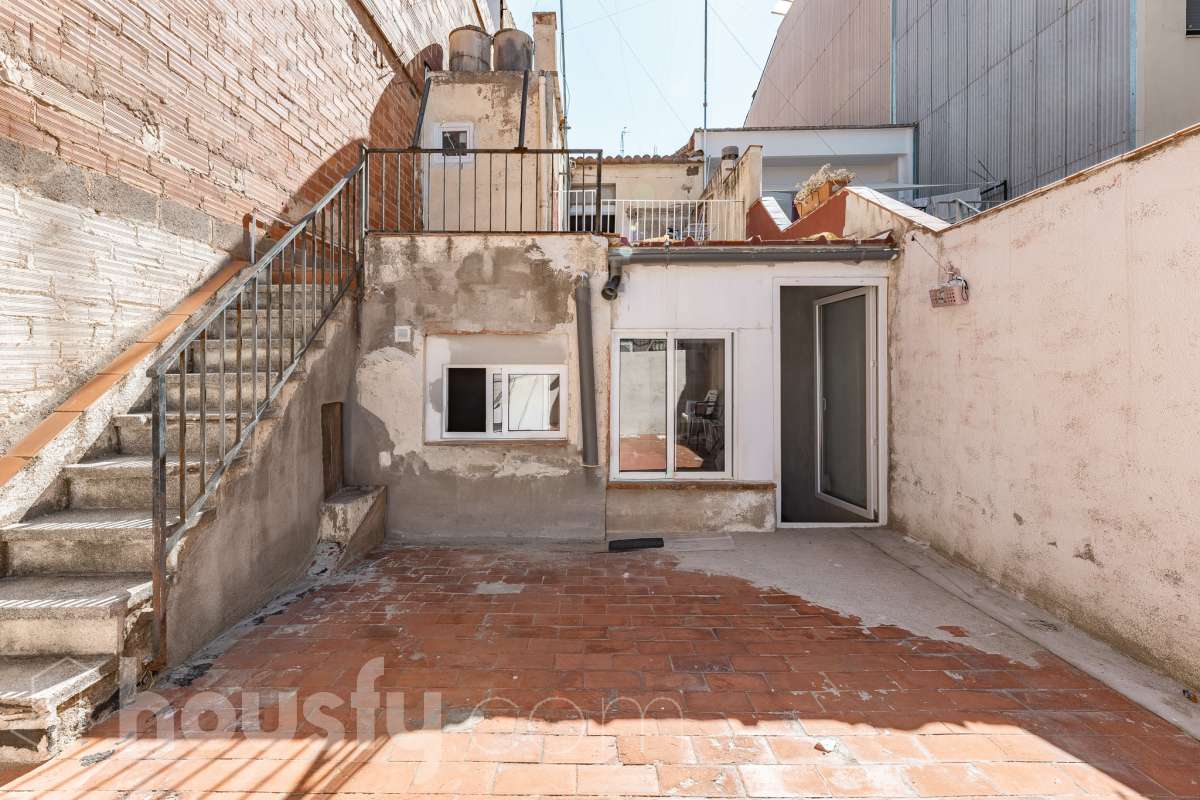 Amplia casa con infinitas posibilidades en el corazón de Sant Pere, Terrassa Housfy presenta esta magnífica vivienda situada en el emblemático barrio de Sant Pere, una de las zonas más valoradas y demandadas de Terrassa. Un hogar lleno de encanto y posibilidades, ideal tanto para familias numerosas como para quienes buscan una inversión con gran potencial. La casa está distribuida en dos viviendas comunicadas entre sí, lo que la convierte en una opción perfecta para dos familias, para combinar vivienda y espacio de trabajo o incluso para adaptarla a un proyecto de segregación por plantas. En la planta baja encontramos una cómoda distribución con 3 dormitorios, 2 baños completos y una agradable terraza de 20 m², un espacio ideal para disfrutar de reuniones al aire libre, comidas en familia o momentos de relax. La primera planta dispone de 2 dormitorios, 1 baño completamente reformado y una fantástica terraza de 25 m², perfecta para desconectar, crear una zona chill out o disfrutar del sol con total privacidad. La vivienda ofrece un sinfín de posibilidades gracias a su versatilidad: desde mantener la distribución actual para una gran familia, hasta segregar ambas plantas o incluso ampliar una planta adicional, convirtiéndola en una oportunidad excepcional tanto para vivir como para invertir. Cuenta con 169 m² útiles, verificados por la Dirección General del Catastro, y fue construida en 1930, conservando el carácter de las viviendas de época con el potencial de adaptarse a las necesidades actuales. Distribución Amplio salón-comedor. 5 dormitorios. 3 baños. Cocina equipada. Características Cédula de habitabilidad. Balcón. Dos amplias terrazas. Vivienda con múltiples opciones de distribución y ampliación. Ubicación Ubicada en una de las mejores zonas de Terrassa, esta vivienda disfruta de un entorno tranquilo y familiar, con todos los servicios al alcance: colegios, supermercados, farmacias, zonas verdes y excelentes conexiones mediante transporte público. Una ubicación que combina comodidad, calidad de vida y la cercanía a todo lo necesario para el día a día. Si buscas una casa espaciosa, versátil y con un enorme potencial para convertirla en el hogar de tus sueños o en una excelente inversión, esta propiedad es una oportunidad que merece la pena descubrir Aviso legal El precio de venta no incluye gastos de la compraventa como notaría, registro, impuestos, ni tampoco honorarios agencia. Esta publicación no es vinculante. Consulta siempre la nota simple con Housfy antes de formalizar la compraventa. Sobre nosotros Housfy es la plataforma integral de servicios inmobiliarios. Nuestra combinación de expertos y tecnología pone al alcance de todo el mundo servicios cómodos, claros y seguros. AICAT número: 7922. Nos encargamos de la gestión y asesoramiento de la compra. ¡Olvídate de todo! Hacemos los trámites por ti. Y, si además necesitas financiación, ponemos a tu disposición un bróker hipotecario para ayudarte a conseguir las mejores condiciones para tu perfil económico. ¿Quieres visitarla? Contacta con Housfy y agenda tu visita sin compromiso. Más información en: housfy.com En cumplimiento de la Ley 8/2026 en Cataluña, el certificado de presencia o ausencia de amianto se encuentra en proceso de tramitación.-34