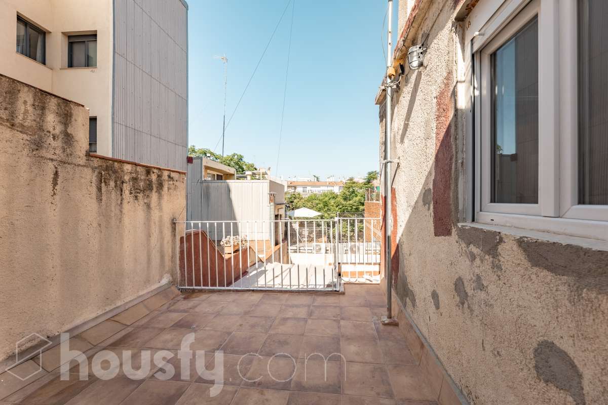 Amplia casa con infinitas posibilidades en el corazón de Sant Pere, Terrassa Housfy presenta esta magnífica vivienda situada en el emblemático barrio de Sant Pere, una de las zonas más valoradas y demandadas de Terrassa. Un hogar lleno de encanto y posibilidades, ideal tanto para familias numerosas como para quienes buscan una inversión con gran potencial. La casa está distribuida en dos viviendas comunicadas entre sí, lo que la convierte en una opción perfecta para dos familias, para combinar vivienda y espacio de trabajo o incluso para adaptarla a un proyecto de segregación por plantas. En la planta baja encontramos una cómoda distribución con 3 dormitorios, 2 baños completos y una agradable terraza de 20 m², un espacio ideal para disfrutar de reuniones al aire libre, comidas en familia o momentos de relax. La primera planta dispone de 2 dormitorios, 1 baño completamente reformado y una fantástica terraza de 25 m², perfecta para desconectar, crear una zona chill out o disfrutar del sol con total privacidad. La vivienda ofrece un sinfín de posibilidades gracias a su versatilidad: desde mantener la distribución actual para una gran familia, hasta segregar ambas plantas o incluso ampliar una planta adicional, convirtiéndola en una oportunidad excepcional tanto para vivir como para invertir. Cuenta con 169 m² útiles, verificados por la Dirección General del Catastro, y fue construida en 1930, conservando el carácter de las viviendas de época con el potencial de adaptarse a las necesidades actuales. Distribución Amplio salón-comedor. 5 dormitorios. 3 baños. Cocina equipada. Características Cédula de habitabilidad. Balcón. Dos amplias terrazas. Vivienda con múltiples opciones de distribución y ampliación. Ubicación Ubicada en una de las mejores zonas de Terrassa, esta vivienda disfruta de un entorno tranquilo y familiar, con todos los servicios al alcance: colegios, supermercados, farmacias, zonas verdes y excelentes conexiones mediante transporte público. Una ubicación que combina comodidad, calidad de vida y la cercanía a todo lo necesario para el día a día. Si buscas una casa espaciosa, versátil y con un enorme potencial para convertirla en el hogar de tus sueños o en una excelente inversión, esta propiedad es una oportunidad que merece la pena descubrir Aviso legal El precio de venta no incluye gastos de la compraventa como notaría, registro, impuestos, ni tampoco honorarios agencia. Esta publicación no es vinculante. Consulta siempre la nota simple con Housfy antes de formalizar la compraventa. Sobre nosotros Housfy es la plataforma integral de servicios inmobiliarios. Nuestra combinación de expertos y tecnología pone al alcance de todo el mundo servicios cómodos, claros y seguros. AICAT número: 7922. Nos encargamos de la gestión y asesoramiento de la compra. ¡Olvídate de todo! Hacemos los trámites por ti. Y, si además necesitas financiación, ponemos a tu disposición un bróker hipotecario para ayudarte a conseguir las mejores condiciones para tu perfil económico. ¿Quieres visitarla? Contacta con Housfy y agenda tu visita sin compromiso. Más información en: housfy.com En cumplimiento de la Ley 8/2026 en Cataluña, el certificado de presencia o ausencia de amianto se encuentra en proceso de tramitación.-3