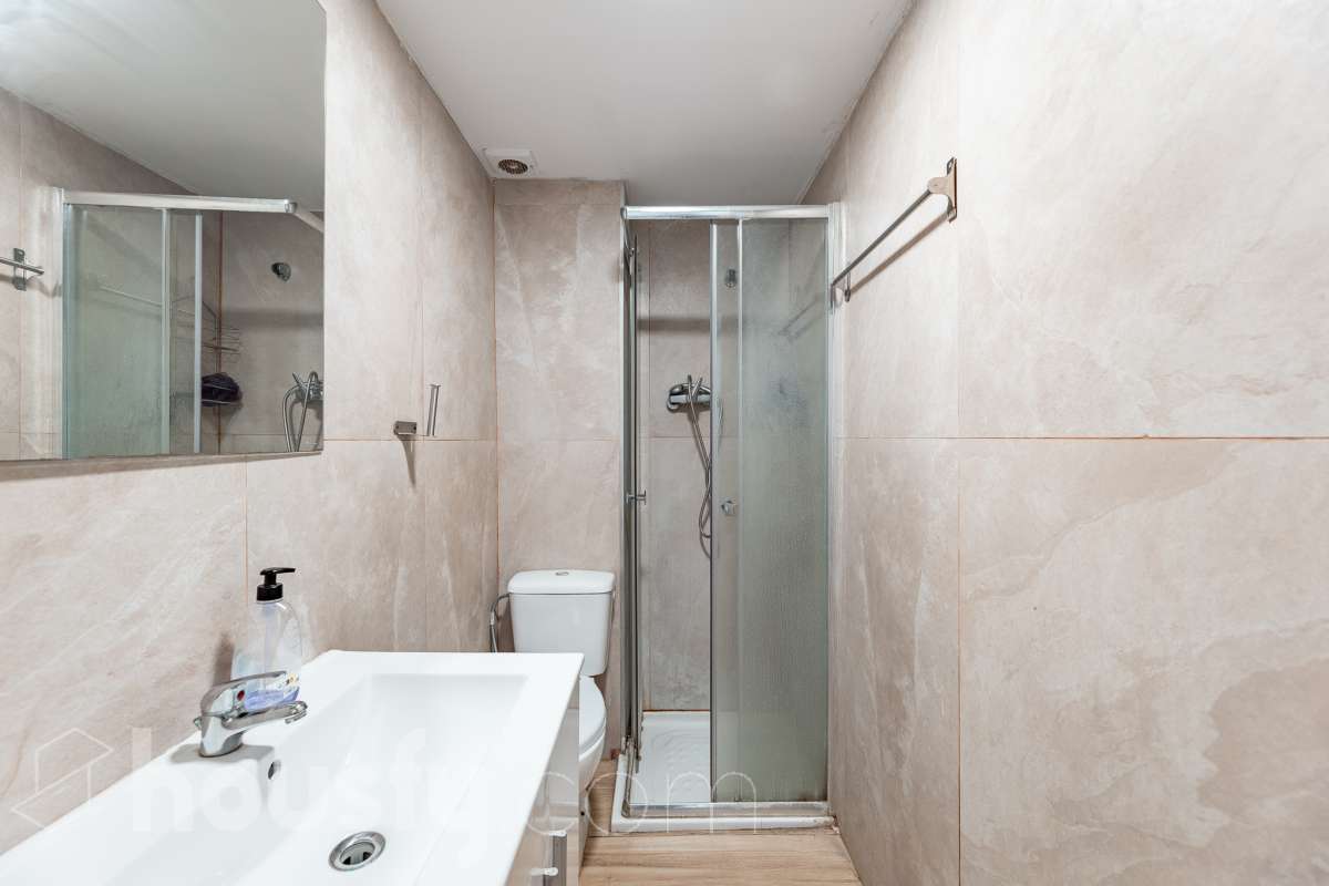 Amplia casa con infinitas posibilidades en el corazón de Sant Pere, Terrassa Housfy presenta esta magnífica vivienda situada en el emblemático barrio de Sant Pere, una de las zonas más valoradas y demandadas de Terrassa. Un hogar lleno de encanto y posibilidades, ideal tanto para familias numerosas como para quienes buscan una inversión con gran potencial. La casa está distribuida en dos viviendas comunicadas entre sí, lo que la convierte en una opción perfecta para dos familias, para combinar vivienda y espacio de trabajo o incluso para adaptarla a un proyecto de segregación por plantas. En la planta baja encontramos una cómoda distribución con 3 dormitorios, 2 baños completos y una agradable terraza de 20 m², un espacio ideal para disfrutar de reuniones al aire libre, comidas en familia o momentos de relax. La primera planta dispone de 2 dormitorios, 1 baño completamente reformado y una fantástica terraza de 25 m², perfecta para desconectar, crear una zona chill out o disfrutar del sol con total privacidad. La vivienda ofrece un sinfín de posibilidades gracias a su versatilidad: desde mantener la distribución actual para una gran familia, hasta segregar ambas plantas o incluso ampliar una planta adicional, convirtiéndola en una oportunidad excepcional tanto para vivir como para invertir. Cuenta con 169 m² útiles, verificados por la Dirección General del Catastro, y fue construida en 1930, conservando el carácter de las viviendas de época con el potencial de adaptarse a las necesidades actuales. Distribución Amplio salón-comedor. 5 dormitorios. 3 baños. Cocina equipada. Características Cédula de habitabilidad. Balcón. Dos amplias terrazas. Vivienda con múltiples opciones de distribución y ampliación. Ubicación Ubicada en una de las mejores zonas de Terrassa, esta vivienda disfruta de un entorno tranquilo y familiar, con todos los servicios al alcance: colegios, supermercados, farmacias, zonas verdes y excelentes conexiones mediante transporte público. Una ubicación que combina comodidad, calidad de vida y la cercanía a todo lo necesario para el día a día. Si buscas una casa espaciosa, versátil y con un enorme potencial para convertirla en el hogar de tus sueños o en una excelente inversión, esta propiedad es una oportunidad que merece la pena descubrir Aviso legal El precio de venta no incluye gastos de la compraventa como notaría, registro, impuestos, ni tampoco honorarios agencia. Esta publicación no es vinculante. Consulta siempre la nota simple con Housfy antes de formalizar la compraventa. Sobre nosotros Housfy es la plataforma integral de servicios inmobiliarios. Nuestra combinación de expertos y tecnología pone al alcance de todo el mundo servicios cómodos, claros y seguros. AICAT número: 7922. Nos encargamos de la gestión y asesoramiento de la compra. ¡Olvídate de todo! Hacemos los trámites por ti. Y, si además necesitas financiación, ponemos a tu disposición un bróker hipotecario para ayudarte a conseguir las mejores condiciones para tu perfil económico. ¿Quieres visitarla? Contacta con Housfy y agenda tu visita sin compromiso. Más información en: housfy.com En cumplimiento de la Ley 8/2026 en Cataluña, el certificado de presencia o ausencia de amianto se encuentra en proceso de tramitación.-25