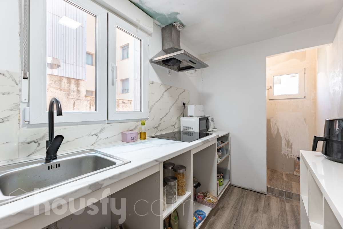 Amplia casa con infinitas posibilidades en el corazón de Sant Pere, Terrassa Housfy presenta esta magnífica vivienda situada en el emblemático barrio de Sant Pere, una de las zonas más valoradas y demandadas de Terrassa. Un hogar lleno de encanto y posibilidades, ideal tanto para familias numerosas como para quienes buscan una inversión con gran potencial. La casa está distribuida en dos viviendas comunicadas entre sí, lo que la convierte en una opción perfecta para dos familias, para combinar vivienda y espacio de trabajo o incluso para adaptarla a un proyecto de segregación por plantas. En la planta baja encontramos una cómoda distribución con 3 dormitorios, 2 baños completos y una agradable terraza de 20 m², un espacio ideal para disfrutar de reuniones al aire libre, comidas en familia o momentos de relax. La primera planta dispone de 2 dormitorios, 1 baño completamente reformado y una fantástica terraza de 25 m², perfecta para desconectar, crear una zona chill out o disfrutar del sol con total privacidad. La vivienda ofrece un sinfín de posibilidades gracias a su versatilidad: desde mantener la distribución actual para una gran familia, hasta segregar ambas plantas o incluso ampliar una planta adicional, convirtiéndola en una oportunidad excepcional tanto para vivir como para invertir. Cuenta con 169 m² útiles, verificados por la Dirección General del Catastro, y fue construida en 1930, conservando el carácter de las viviendas de época con el potencial de adaptarse a las necesidades actuales. Distribución Amplio salón-comedor. 5 dormitorios. 3 baños. Cocina equipada. Características Cédula de habitabilidad. Balcón. Dos amplias terrazas. Vivienda con múltiples opciones de distribución y ampliación. Ubicación Ubicada en una de las mejores zonas de Terrassa, esta vivienda disfruta de un entorno tranquilo y familiar, con todos los servicios al alcance: colegios, supermercados, farmacias, zonas verdes y excelentes conexiones mediante transporte público. Una ubicación que combina comodidad, calidad de vida y la cercanía a todo lo necesario para el día a día. Si buscas una casa espaciosa, versátil y con un enorme potencial para convertirla en el hogar de tus sueños o en una excelente inversión, esta propiedad es una oportunidad que merece la pena descubrir Aviso legal El precio de venta no incluye gastos de la compraventa como notaría, registro, impuestos, ni tampoco honorarios agencia. Esta publicación no es vinculante. Consulta siempre la nota simple con Housfy antes de formalizar la compraventa. Sobre nosotros Housfy es la plataforma integral de servicios inmobiliarios. Nuestra combinación de expertos y tecnología pone al alcance de todo el mundo servicios cómodos, claros y seguros. AICAT número: 7922. Nos encargamos de la gestión y asesoramiento de la compra. ¡Olvídate de todo! Hacemos los trámites por ti. Y, si además necesitas financiación, ponemos a tu disposición un bróker hipotecario para ayudarte a conseguir las mejores condiciones para tu perfil económico. ¿Quieres visitarla? Contacta con Housfy y agenda tu visita sin compromiso. Más información en: housfy.com En cumplimiento de la Ley 8/2026 en Cataluña, el certificado de presencia o ausencia de amianto se encuentra en proceso de tramitación.-6