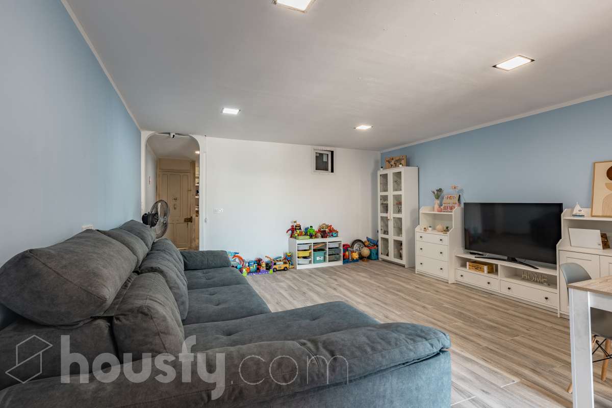 Amplia casa con infinitas posibilidades en el corazón de Sant Pere, Terrassa Housfy presenta esta magnífica vivienda situada en el emblemático barrio de Sant Pere, una de las zonas más valoradas y demandadas de Terrassa. Un hogar lleno de encanto y posibilidades, ideal tanto para familias numerosas como para quienes buscan una inversión con gran potencial. La casa está distribuida en dos viviendas comunicadas entre sí, lo que la convierte en una opción perfecta para dos familias, para combinar vivienda y espacio de trabajo o incluso para adaptarla a un proyecto de segregación por plantas. En la planta baja encontramos una cómoda distribución con 3 dormitorios, 2 baños completos y una agradable terraza de 20 m², un espacio ideal para disfrutar de reuniones al aire libre, comidas en familia o momentos de relax. La primera planta dispone de 2 dormitorios, 1 baño completamente reformado y una fantástica terraza de 25 m², perfecta para desconectar, crear una zona chill out o disfrutar del sol con total privacidad. La vivienda ofrece un sinfín de posibilidades gracias a su versatilidad: desde mantener la distribución actual para una gran familia, hasta segregar ambas plantas o incluso ampliar una planta adicional, convirtiéndola en una oportunidad excepcional tanto para vivir como para invertir. Cuenta con 169 m² útiles, verificados por la Dirección General del Catastro, y fue construida en 1930, conservando el carácter de las viviendas de época con el potencial de adaptarse a las necesidades actuales. Distribución Amplio salón-comedor. 5 dormitorios. 3 baños. Cocina equipada. Características Cédula de habitabilidad. Balcón. Dos amplias terrazas. Vivienda con múltiples opciones de distribución y ampliación. Ubicación Ubicada en una de las mejores zonas de Terrassa, esta vivienda disfruta de un entorno tranquilo y familiar, con todos los servicios al alcance: colegios, supermercados, farmacias, zonas verdes y excelentes conexiones mediante transporte público. Una ubicación que combina comodidad, calidad de vida y la cercanía a todo lo necesario para el día a día. Si buscas una casa espaciosa, versátil y con un enorme potencial para convertirla en el hogar de tus sueños o en una excelente inversión, esta propiedad es una oportunidad que merece la pena descubrir Aviso legal El precio de venta no incluye gastos de la compraventa como notaría, registro, impuestos, ni tampoco honorarios agencia. Esta publicación no es vinculante. Consulta siempre la nota simple con Housfy antes de formalizar la compraventa. Sobre nosotros Housfy es la plataforma integral de servicios inmobiliarios. Nuestra combinación de expertos y tecnología pone al alcance de todo el mundo servicios cómodos, claros y seguros. AICAT número: 7922. Nos encargamos de la gestión y asesoramiento de la compra. ¡Olvídate de todo! Hacemos los trámites por ti. Y, si además necesitas financiación, ponemos a tu disposición un bróker hipotecario para ayudarte a conseguir las mejores condiciones para tu perfil económico. ¿Quieres visitarla? Contacta con Housfy y agenda tu visita sin compromiso. Más información en: housfy.com En cumplimiento de la Ley 8/2026 en Cataluña, el certificado de presencia o ausencia de amianto se encuentra en proceso de tramitación.-9