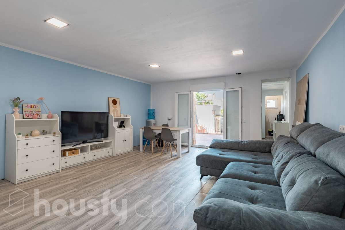 Amplia casa con infinitas posibilidades en el corazón de Sant Pere, Terrassa Housfy presenta esta magnífica vivienda situada en el emblemático barrio de Sant Pere, una de las zonas más valoradas y demandadas de Terrassa. Un hogar lleno de encanto y posibilidades, ideal tanto para familias numerosas como para quienes buscan una inversión con gran potencial. La casa está distribuida en dos viviendas comunicadas entre sí, lo que la convierte en una opción perfecta para dos familias, para combinar vivienda y espacio de trabajo o incluso para adaptarla a un proyecto de segregación por plantas. En la planta baja encontramos una cómoda distribución con 3 dormitorios, 2 baños completos y una agradable terraza de 20 m², un espacio ideal para disfrutar de reuniones al aire libre, comidas en familia o momentos de relax. La primera planta dispone de 2 dormitorios, 1 baño completamente reformado y una fantástica terraza de 25 m², perfecta para desconectar, crear una zona chill out o disfrutar del sol con total privacidad. La vivienda ofrece un sinfín de posibilidades gracias a su versatilidad: desde mantener la distribución actual para una gran familia, hasta segregar ambas plantas o incluso ampliar una planta adicional, convirtiéndola en una oportunidad excepcional tanto para vivir como para invertir. Cuenta con 169 m² útiles, verificados por la Dirección General del Catastro, y fue construida en 1930, conservando el carácter de las viviendas de época con el potencial de adaptarse a las necesidades actuales. Distribución Amplio salón-comedor. 5 dormitorios. 3 baños. Cocina equipada. Características Cédula de habitabilidad. Balcón. Dos amplias terrazas. Vivienda con múltiples opciones de distribución y ampliación. Ubicación Ubicada en una de las mejores zonas de Terrassa, esta vivienda disfruta de un entorno tranquilo y familiar, con todos los servicios al alcance: colegios, supermercados, farmacias, zonas verdes y excelentes conexiones mediante transporte público. Una ubicación que combina comodidad, calidad de vida y la cercanía a todo lo necesario para el día a día. Si buscas una casa espaciosa, versátil y con un enorme potencial para convertirla en el hogar de tus sueños o en una excelente inversión, esta propiedad es una oportunidad que merece la pena descubrir Aviso legal El precio de venta no incluye gastos de la compraventa como notaría, registro, impuestos, ni tampoco honorarios agencia. Esta publicación no es vinculante. Consulta siempre la nota simple con Housfy antes de formalizar la compraventa. Sobre nosotros Housfy es la plataforma integral de servicios inmobiliarios. Nuestra combinación de expertos y tecnología pone al alcance de todo el mundo servicios cómodos, claros y seguros. AICAT número: 7922. Nos encargamos de la gestión y asesoramiento de la compra. ¡Olvídate de todo! Hacemos los trámites por ti. Y, si además necesitas financiación, ponemos a tu disposición un bróker hipotecario para ayudarte a conseguir las mejores condiciones para tu perfil económico. ¿Quieres visitarla? Contacta con Housfy y agenda tu visita sin compromiso. Más información en: housfy.com En cumplimiento de la Ley 8/2026 en Cataluña, el certificado de presencia o ausencia de amianto se encuentra en proceso de tramitación.-2