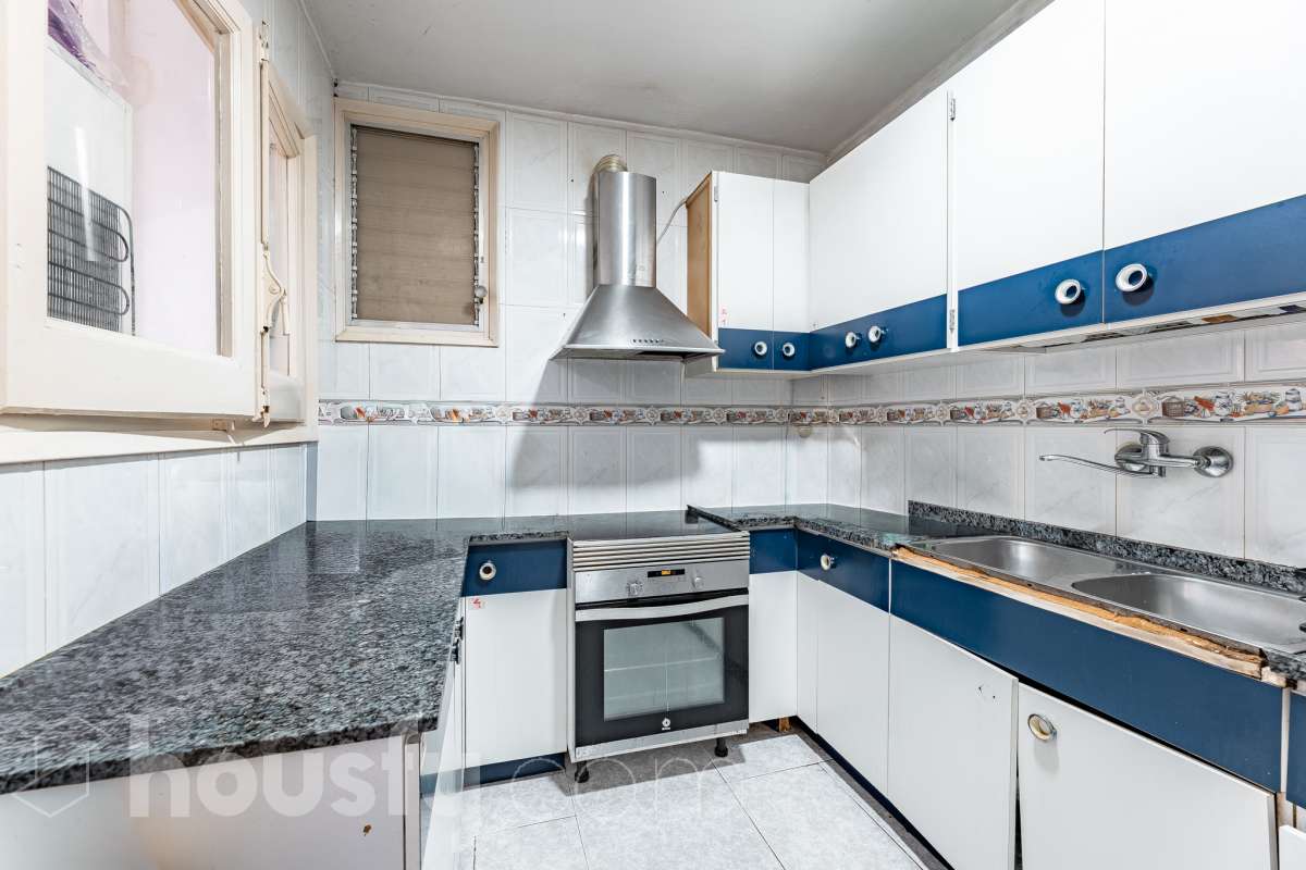 Amplia casa con infinitas posibilidades en el corazón de Sant Pere, Terrassa Housfy presenta esta magnífica vivienda situada en el emblemático barrio de Sant Pere, una de las zonas más valoradas y demandadas de Terrassa. Un hogar lleno de encanto y posibilidades, ideal tanto para familias numerosas como para quienes buscan una inversión con gran potencial. La casa está distribuida en dos viviendas comunicadas entre sí, lo que la convierte en una opción perfecta para dos familias, para combinar vivienda y espacio de trabajo o incluso para adaptarla a un proyecto de segregación por plantas. En la planta baja encontramos una cómoda distribución con 3 dormitorios, 2 baños completos y una agradable terraza de 20 m², un espacio ideal para disfrutar de reuniones al aire libre, comidas en familia o momentos de relax. La primera planta dispone de 2 dormitorios, 1 baño completamente reformado y una fantástica terraza de 25 m², perfecta para desconectar, crear una zona chill out o disfrutar del sol con total privacidad. La vivienda ofrece un sinfín de posibilidades gracias a su versatilidad: desde mantener la distribución actual para una gran familia, hasta segregar ambas plantas o incluso ampliar una planta adicional, convirtiéndola en una oportunidad excepcional tanto para vivir como para invertir. Cuenta con 169 m² útiles, verificados por la Dirección General del Catastro, y fue construida en 1930, conservando el carácter de las viviendas de época con el potencial de adaptarse a las necesidades actuales. Distribución Amplio salón-comedor. 5 dormitorios. 3 baños. Cocina equipada. Características Cédula de habitabilidad. Balcón. Dos amplias terrazas. Vivienda con múltiples opciones de distribución y ampliación. Ubicación Ubicada en una de las mejores zonas de Terrassa, esta vivienda disfruta de un entorno tranquilo y familiar, con todos los servicios al alcance: colegios, supermercados, farmacias, zonas verdes y excelentes conexiones mediante transporte público. Una ubicación que combina comodidad, calidad de vida y la cercanía a todo lo necesario para el día a día. Si buscas una casa espaciosa, versátil y con un enorme potencial para convertirla en el hogar de tus sueños o en una excelente inversión, esta propiedad es una oportunidad que merece la pena descubrir Aviso legal El precio de venta no incluye gastos de la compraventa como notaría, registro, impuestos, ni tampoco honorarios agencia. Esta publicación no es vinculante. Consulta siempre la nota simple con Housfy antes de formalizar la compraventa. Sobre nosotros Housfy es la plataforma integral de servicios inmobiliarios. Nuestra combinación de expertos y tecnología pone al alcance de todo el mundo servicios cómodos, claros y seguros. AICAT número: 7922. Nos encargamos de la gestión y asesoramiento de la compra. ¡Olvídate de todo! Hacemos los trámites por ti. Y, si además necesitas financiación, ponemos a tu disposición un bróker hipotecario para ayudarte a conseguir las mejores condiciones para tu perfil económico. ¿Quieres visitarla? Contacta con Housfy y agenda tu visita sin compromiso. Más información en: housfy.com En cumplimiento de la Ley 8/2026 en Cataluña, el certificado de presencia o ausencia de amianto se encuentra en proceso de tramitación.-17