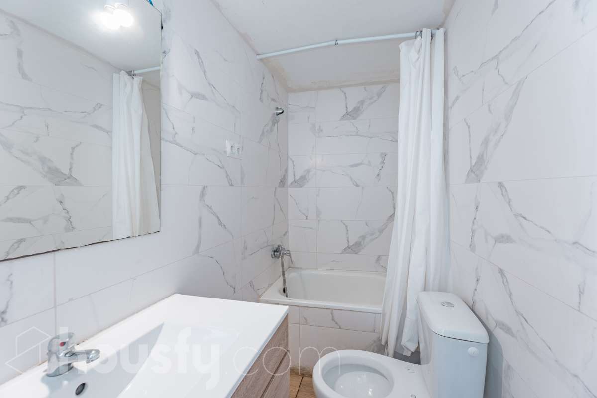 Amplia casa con infinitas posibilidades en el corazón de Sant Pere, Terrassa Housfy presenta esta magnífica vivienda situada en el emblemático barrio de Sant Pere, una de las zonas más valoradas y demandadas de Terrassa. Un hogar lleno de encanto y posibilidades, ideal tanto para familias numerosas como para quienes buscan una inversión con gran potencial. La casa está distribuida en dos viviendas comunicadas entre sí, lo que la convierte en una opción perfecta para dos familias, para combinar vivienda y espacio de trabajo o incluso para adaptarla a un proyecto de segregación por plantas. En la planta baja encontramos una cómoda distribución con 3 dormitorios, 2 baños completos y una agradable terraza de 20 m², un espacio ideal para disfrutar de reuniones al aire libre, comidas en familia o momentos de relax. La primera planta dispone de 2 dormitorios, 1 baño completamente reformado y una fantástica terraza de 25 m², perfecta para desconectar, crear una zona chill out o disfrutar del sol con total privacidad. La vivienda ofrece un sinfín de posibilidades gracias a su versatilidad: desde mantener la distribución actual para una gran familia, hasta segregar ambas plantas o incluso ampliar una planta adicional, convirtiéndola en una oportunidad excepcional tanto para vivir como para invertir. Cuenta con 169 m² útiles, verificados por la Dirección General del Catastro, y fue construida en 1930, conservando el carácter de las viviendas de época con el potencial de adaptarse a las necesidades actuales. Distribución Amplio salón-comedor. 5 dormitorios. 3 baños. Cocina equipada. Características Cédula de habitabilidad. Balcón. Dos amplias terrazas. Vivienda con múltiples opciones de distribución y ampliación. Ubicación Ubicada en una de las mejores zonas de Terrassa, esta vivienda disfruta de un entorno tranquilo y familiar, con todos los servicios al alcance: colegios, supermercados, farmacias, zonas verdes y excelentes conexiones mediante transporte público. Una ubicación que combina comodidad, calidad de vida y la cercanía a todo lo necesario para el día a día. Si buscas una casa espaciosa, versátil y con un enorme potencial para convertirla en el hogar de tus sueños o en una excelente inversión, esta propiedad es una oportunidad que merece la pena descubrir Aviso legal El precio de venta no incluye gastos de la compraventa como notaría, registro, impuestos, ni tampoco honorarios agencia. Esta publicación no es vinculante. Consulta siempre la nota simple con Housfy antes de formalizar la compraventa. Sobre nosotros Housfy es la plataforma integral de servicios inmobiliarios. Nuestra combinación de expertos y tecnología pone al alcance de todo el mundo servicios cómodos, claros y seguros. AICAT número: 7922. Nos encargamos de la gestión y asesoramiento de la compra. ¡Olvídate de todo! Hacemos los trámites por ti. Y, si además necesitas financiación, ponemos a tu disposición un bróker hipotecario para ayudarte a conseguir las mejores condiciones para tu perfil económico. ¿Quieres visitarla? Contacta con Housfy y agenda tu visita sin compromiso. Más información en: housfy.com En cumplimiento de la Ley 8/2026 en Cataluña, el certificado de presencia o ausencia de amianto se encuentra en proceso de tramitación.-27