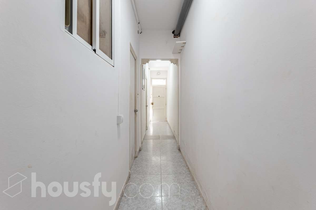 Amplia casa con infinitas posibilidades en el corazón de Sant Pere, Terrassa Housfy presenta esta magnífica vivienda situada en el emblemático barrio de Sant Pere, una de las zonas más valoradas y demandadas de Terrassa. Un hogar lleno de encanto y posibilidades, ideal tanto para familias numerosas como para quienes buscan una inversión con gran potencial. La casa está distribuida en dos viviendas comunicadas entre sí, lo que la convierte en una opción perfecta para dos familias, para combinar vivienda y espacio de trabajo o incluso para adaptarla a un proyecto de segregación por plantas. En la planta baja encontramos una cómoda distribución con 3 dormitorios, 2 baños completos y una agradable terraza de 20 m², un espacio ideal para disfrutar de reuniones al aire libre, comidas en familia o momentos de relax. La primera planta dispone de 2 dormitorios, 1 baño completamente reformado y una fantástica terraza de 25 m², perfecta para desconectar, crear una zona chill out o disfrutar del sol con total privacidad. La vivienda ofrece un sinfín de posibilidades gracias a su versatilidad: desde mantener la distribución actual para una gran familia, hasta segregar ambas plantas o incluso ampliar una planta adicional, convirtiéndola en una oportunidad excepcional tanto para vivir como para invertir. Cuenta con 169 m² útiles, verificados por la Dirección General del Catastro, y fue construida en 1930, conservando el carácter de las viviendas de época con el potencial de adaptarse a las necesidades actuales. Distribución Amplio salón-comedor. 5 dormitorios. 3 baños. Cocina equipada. Características Cédula de habitabilidad. Balcón. Dos amplias terrazas. Vivienda con múltiples opciones de distribución y ampliación. Ubicación Ubicada en una de las mejores zonas de Terrassa, esta vivienda disfruta de un entorno tranquilo y familiar, con todos los servicios al alcance: colegios, supermercados, farmacias, zonas verdes y excelentes conexiones mediante transporte público. Una ubicación que combina comodidad, calidad de vida y la cercanía a todo lo necesario para el día a día. Si buscas una casa espaciosa, versátil y con un enorme potencial para convertirla en el hogar de tus sueños o en una excelente inversión, esta propiedad es una oportunidad que merece la pena descubrir Aviso legal El precio de venta no incluye gastos de la compraventa como notaría, registro, impuestos, ni tampoco honorarios agencia. Esta publicación no es vinculante. Consulta siempre la nota simple con Housfy antes de formalizar la compraventa. Sobre nosotros Housfy es la plataforma integral de servicios inmobiliarios. Nuestra combinación de expertos y tecnología pone al alcance de todo el mundo servicios cómodos, claros y seguros. AICAT número: 7922. Nos encargamos de la gestión y asesoramiento de la compra. ¡Olvídate de todo! Hacemos los trámites por ti. Y, si además necesitas financiación, ponemos a tu disposición un bróker hipotecario para ayudarte a conseguir las mejores condiciones para tu perfil económico. ¿Quieres visitarla? Contacta con Housfy y agenda tu visita sin compromiso. Más información en: housfy.com En cumplimiento de la Ley 8/2026 en Cataluña, el certificado de presencia o ausencia de amianto se encuentra en proceso de tramitación.-30